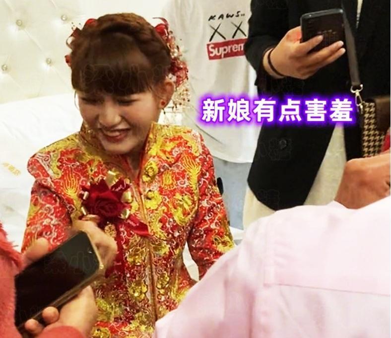 新娘容貌出眾，滿臉洋溢著藏不住的幸福甜笑。（翻攝《網易新聞》）