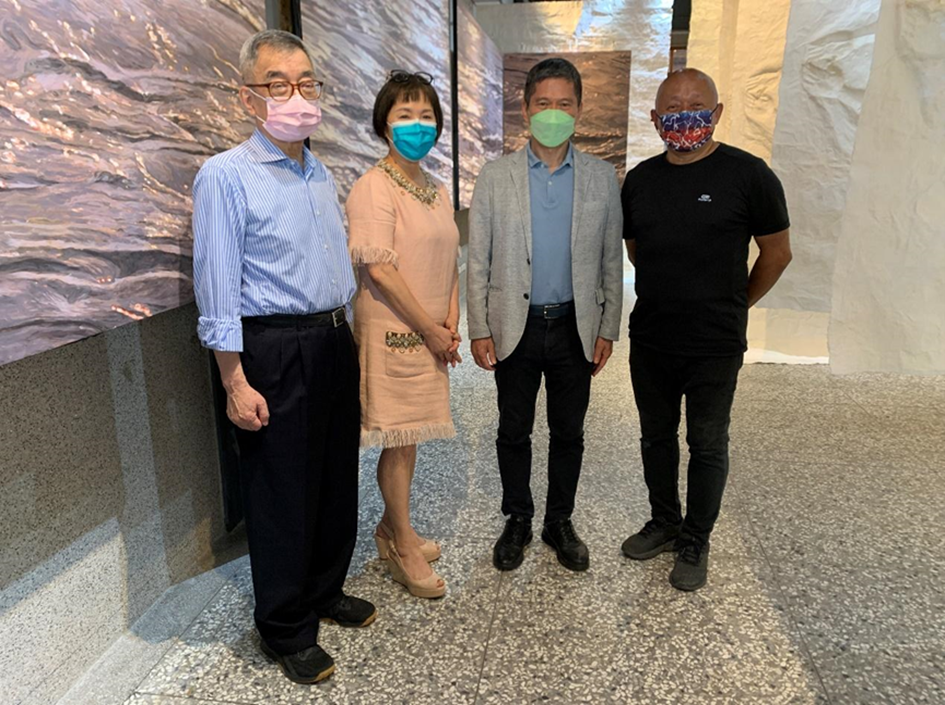 台灣藝術家林舜龍(右起)為文化部長李永得部長導覽解說,此次展覽是應東梨學院院長蔡淑梨與東方廣告董事長溫肇東邀請,向大稻埕的風華致敬。(東梨學院提供)