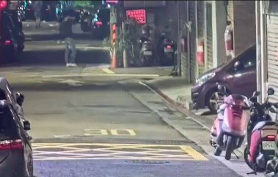 監視器錄下吳嫌持槍朝鐵門連開7槍洩憤的畫面。（警方提供）