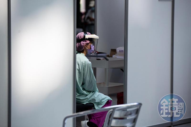 疫情之下最辛苦的絕對是醫護人員；圖非新聞當事人。（本刊資料照）