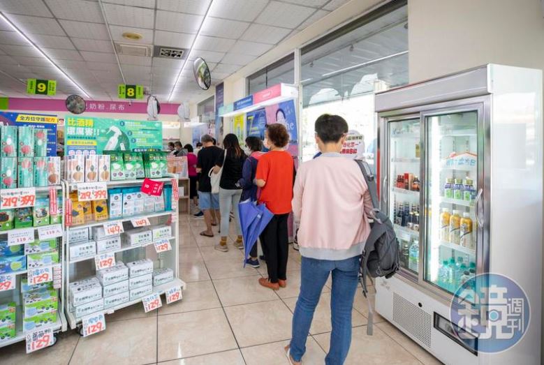 《Mr.柯學先生》酸台人願意排隊買蛋黃酥、拉麵，卻不能忍受排隊買快篩。（本刊資料照）