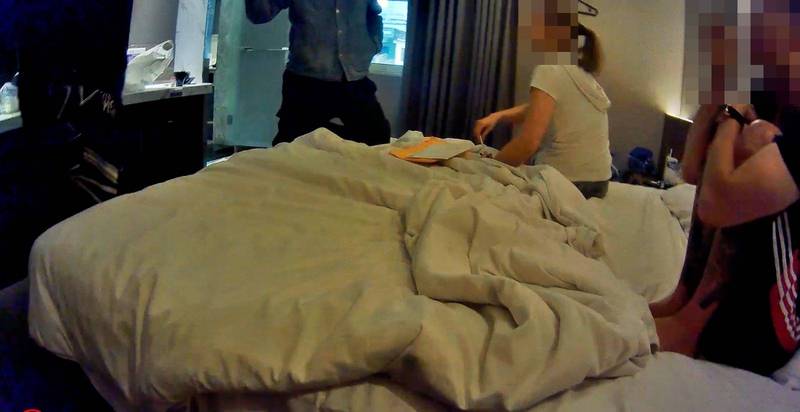 高雄3人摩鐵拉K，警聞臭查獲槍毒送辦。（警方提供）