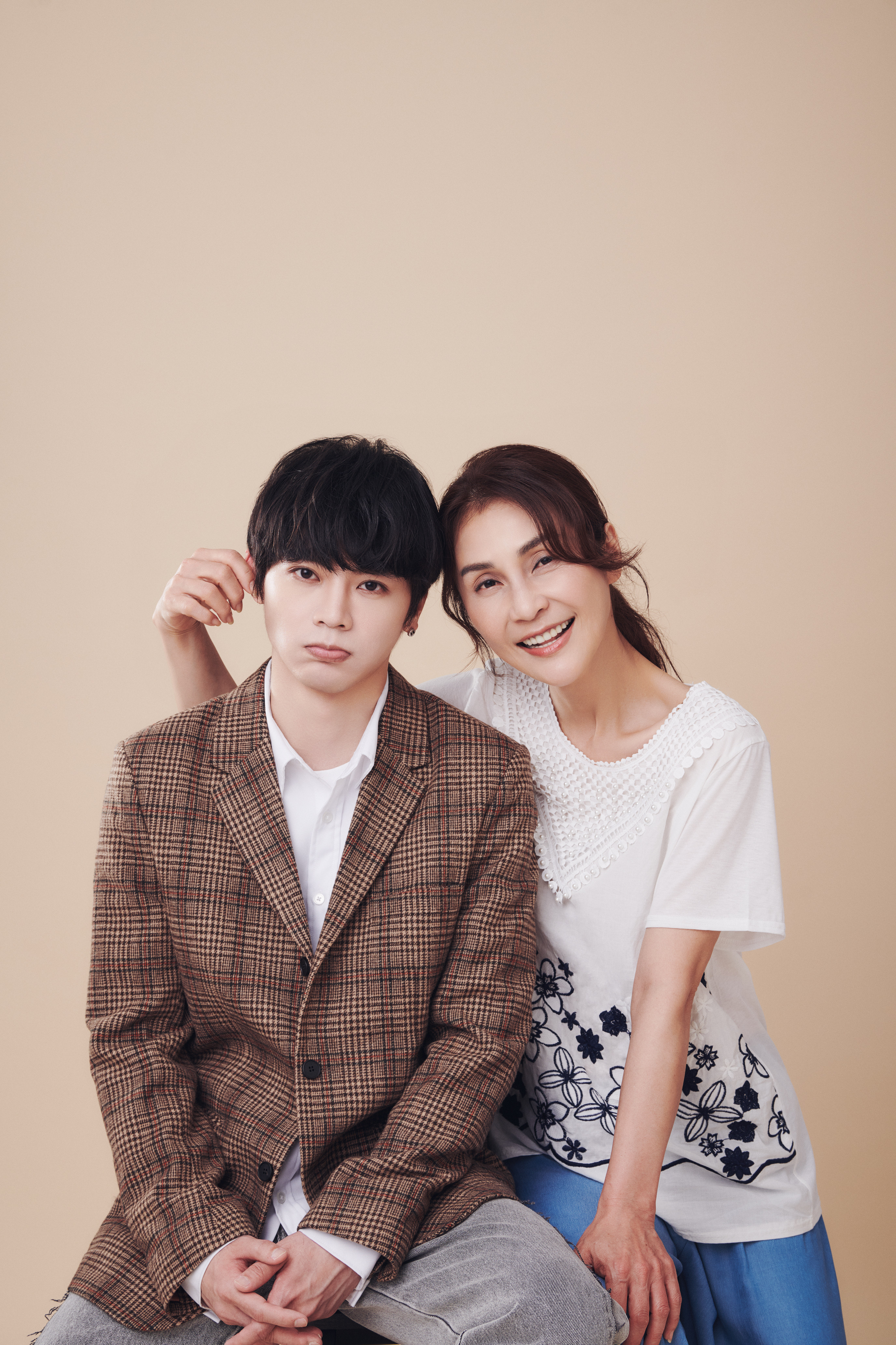 古曜威新歌〈就像我一樣〉MV邀來演員梁佑南攜手演出母子。（單純夢想文創事業、華納音樂提供）