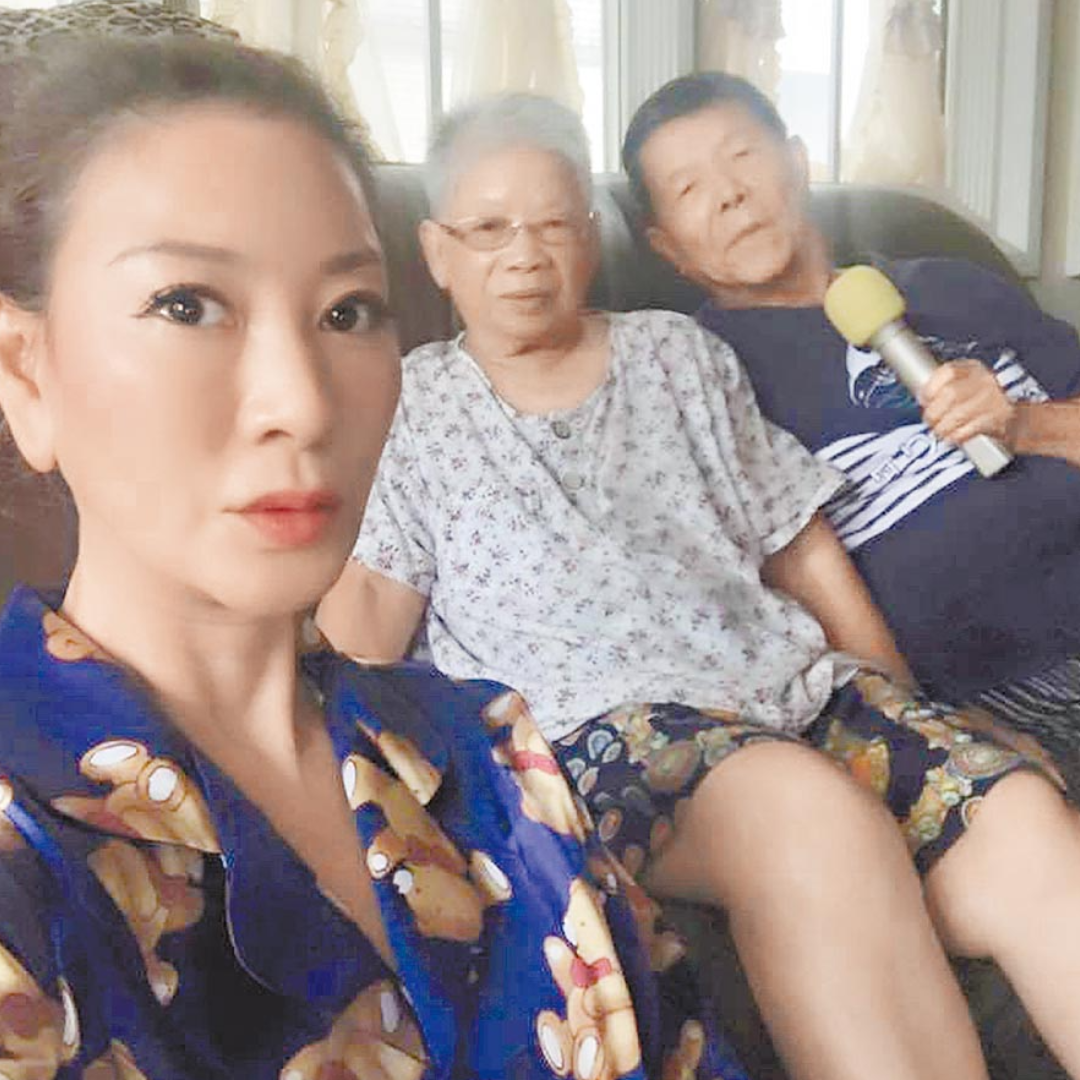 楊繡惠(在)為愛唱歌的父母換大房子,笑稱自己「彩衣娛親」,陪他們唱歌。(翻攝自楊繡惠臉書)