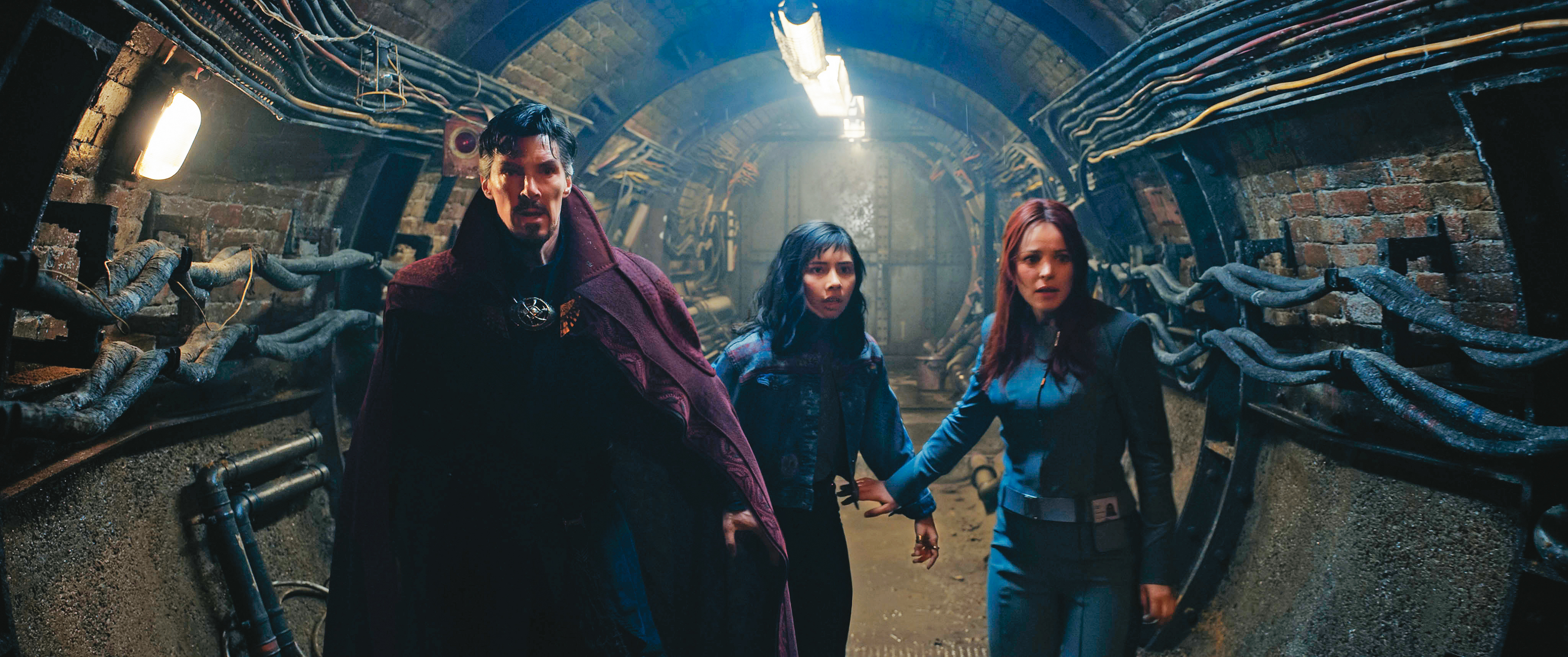 史傳奇助能穿梭宇宙的少女逃離緋紅女巫追殺，對舊愛的念念不忘也成了故事主軸。（迪士尼提供）