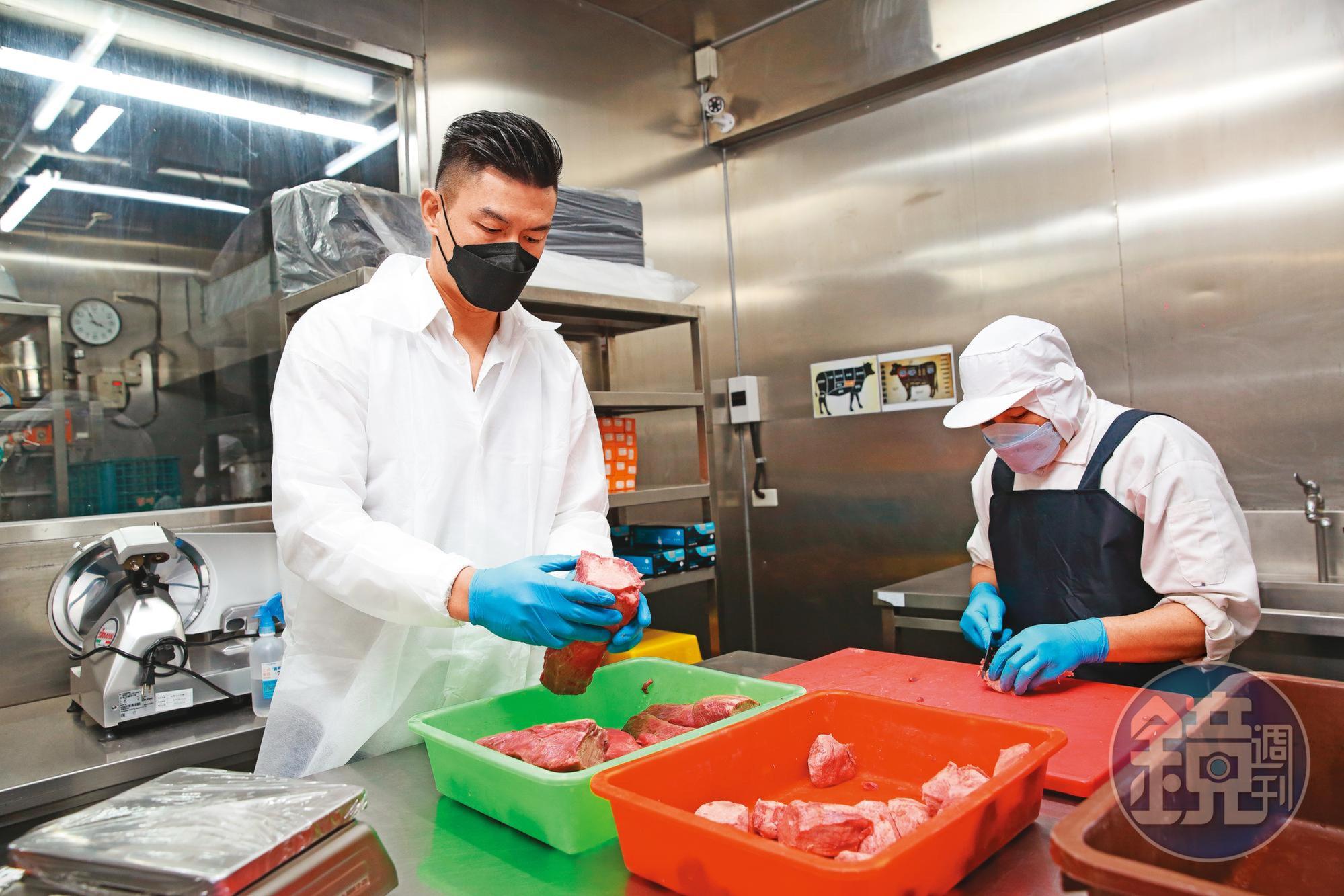 吳念忠凡事親力親為，平常還會到中央工廠了解食材處理狀況。  