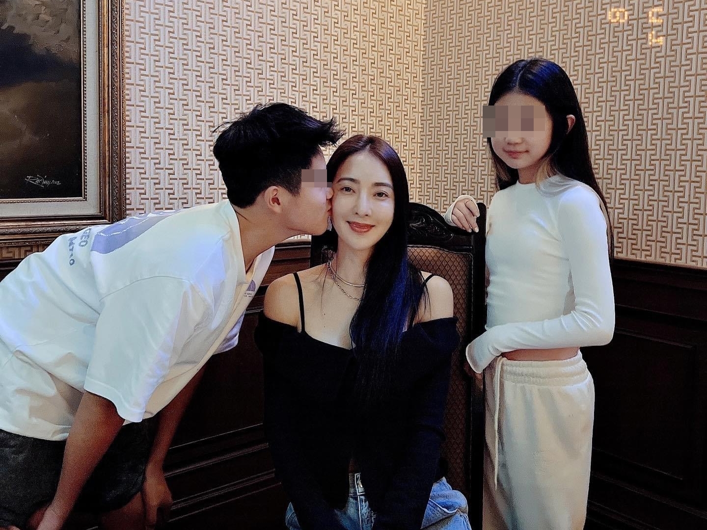 吳速玲(中)過了一個愉快的母親節。(翻攝自吳速玲臉書)