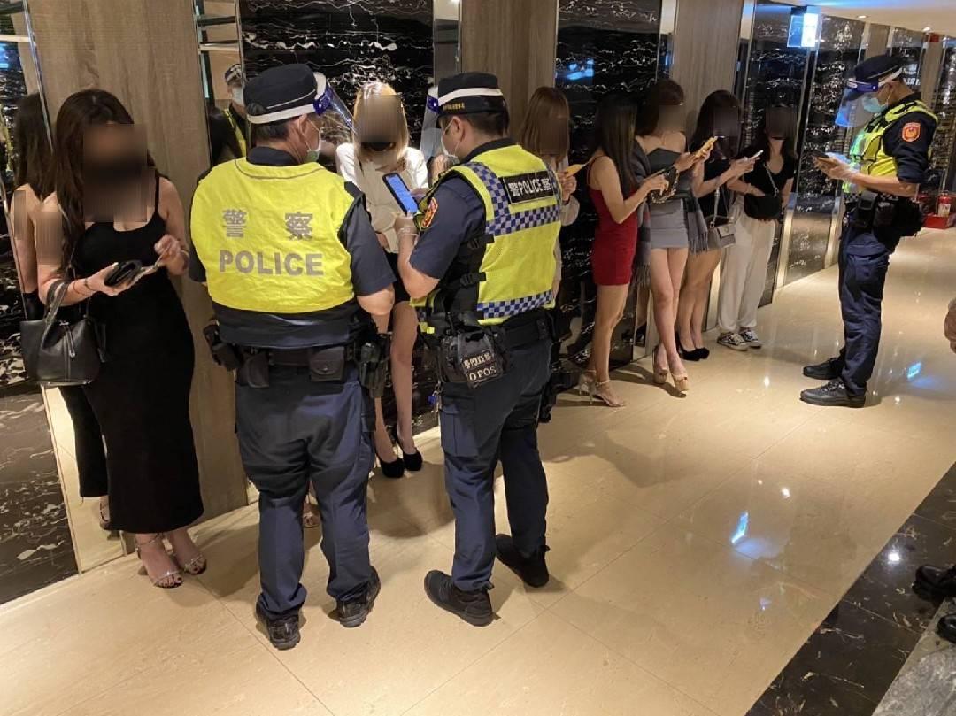 警方至酒店臨檢。（翻攝畫面）