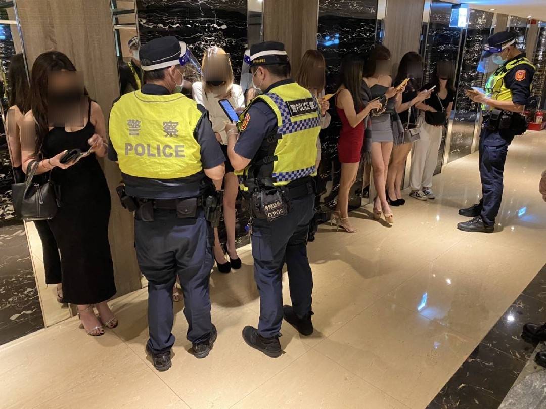 警方至酒店臨檢。（翻攝畫面）