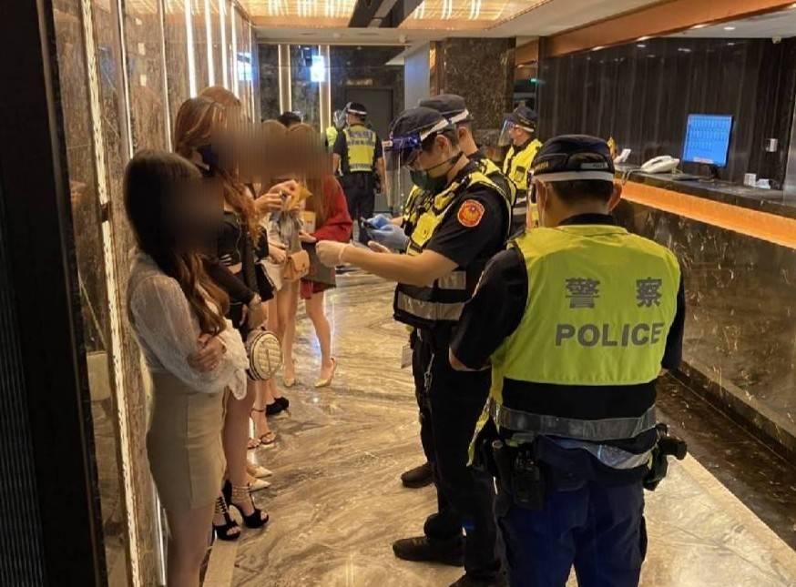 北市警方臨檢八大行業場所。（翻攝畫面）