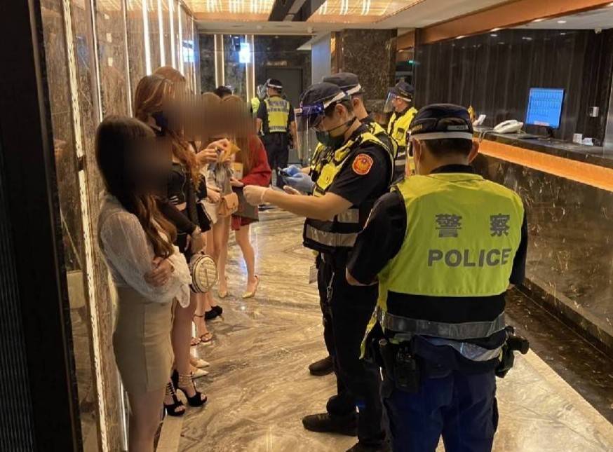 北市警方臨檢八大行業場所。（翻攝畫面）