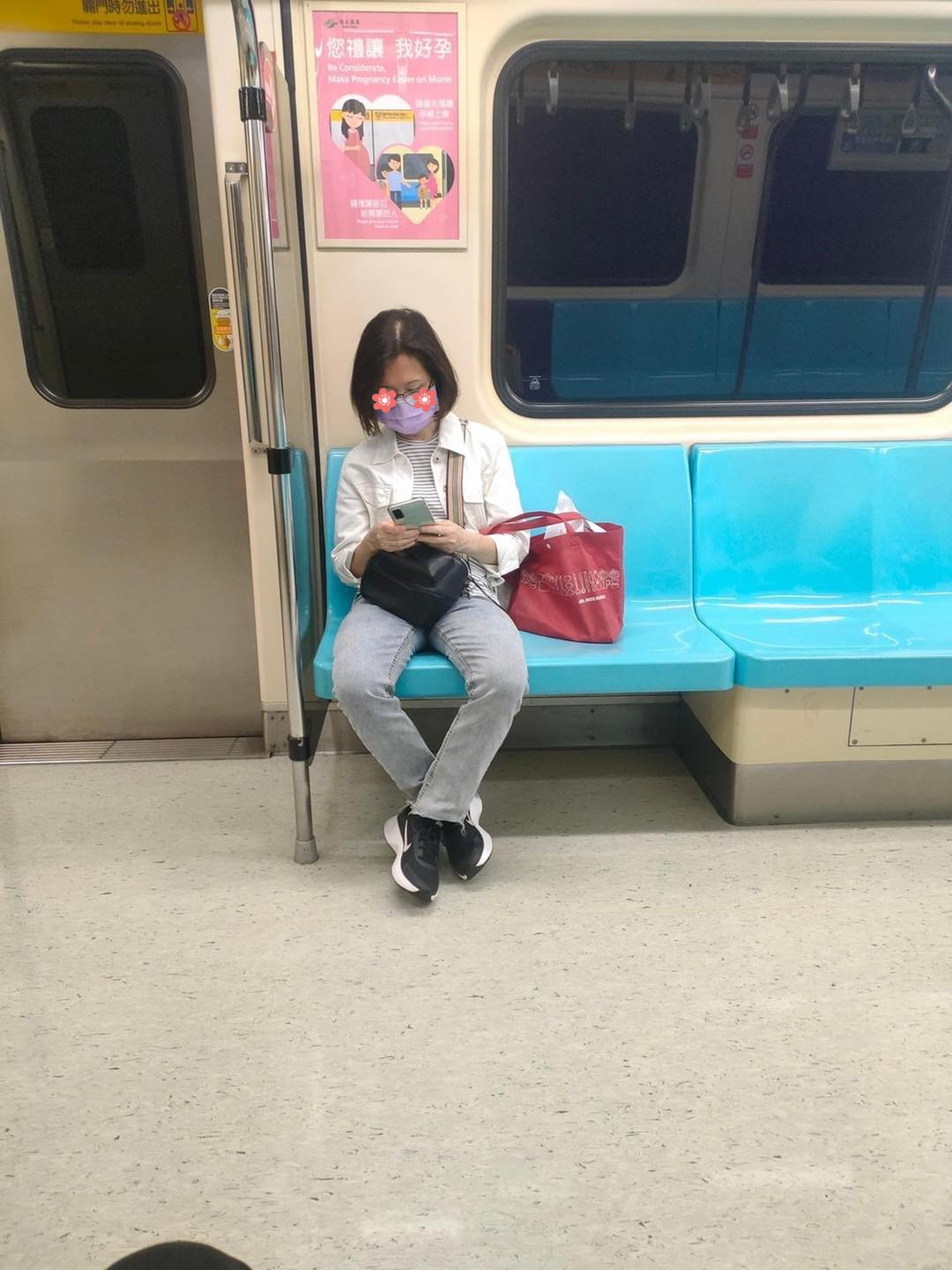 畫面中的女子與蔡英文相似度超級高。(翻攝陳子瑜臉書)