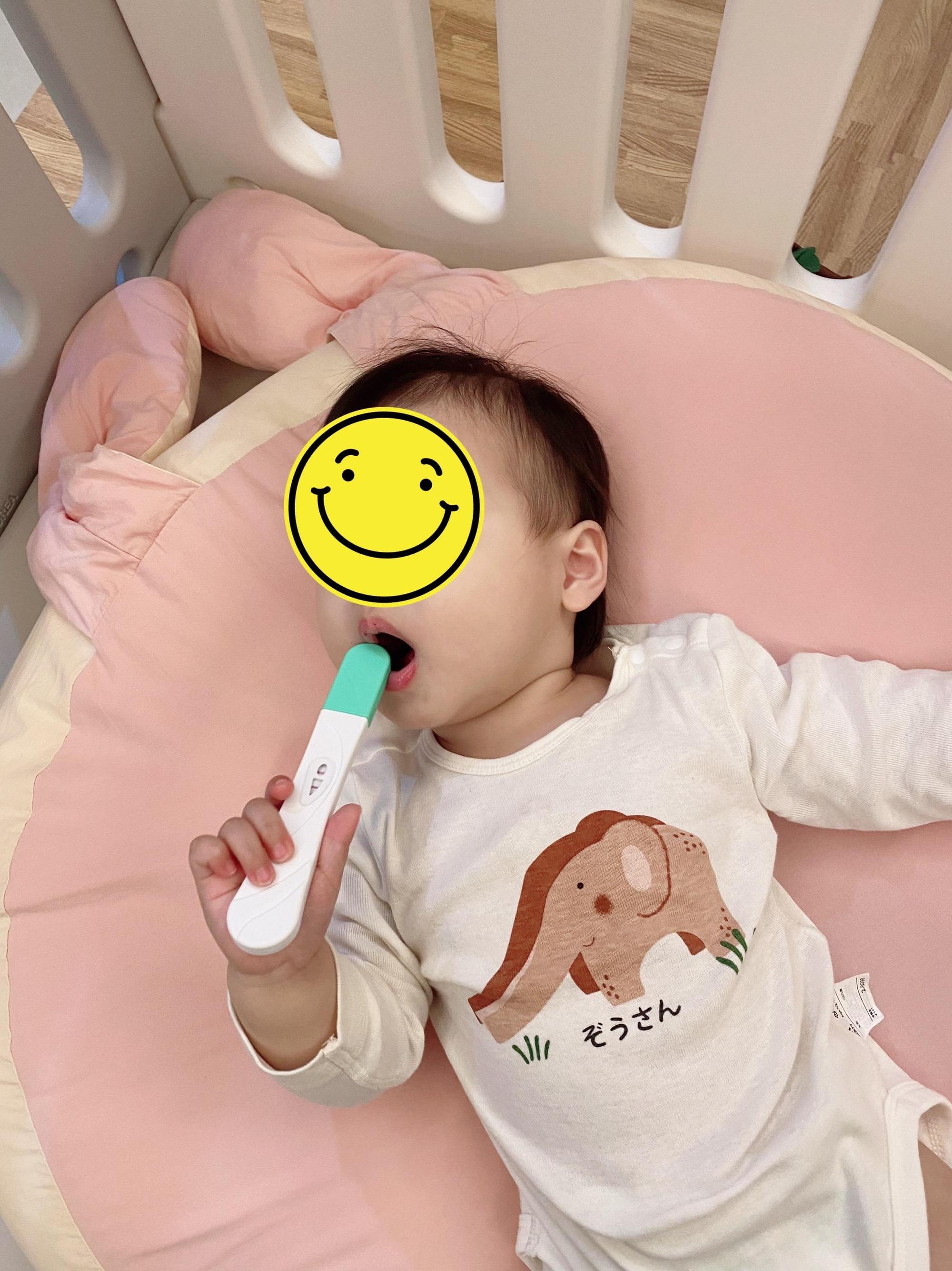 簡廷芮的大女兒小蘿蔔把玩驗孕棒。(藝和創藝提供)