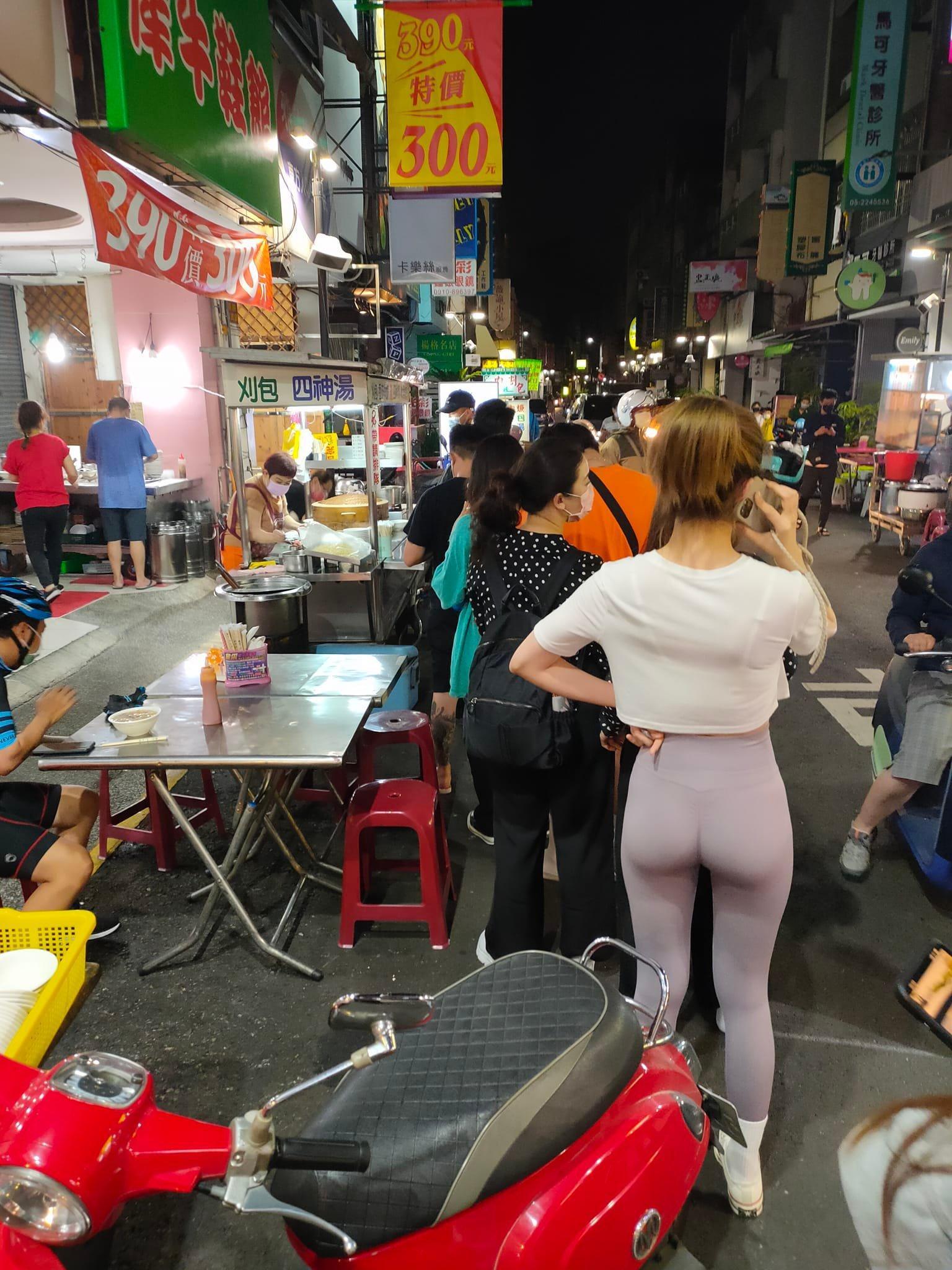 一名網友拍攝排隊購買快篩試劑的照片，「正妹PP微笑線」引來2.8萬人按讚朝聖。（翻攝自爆廢公社）