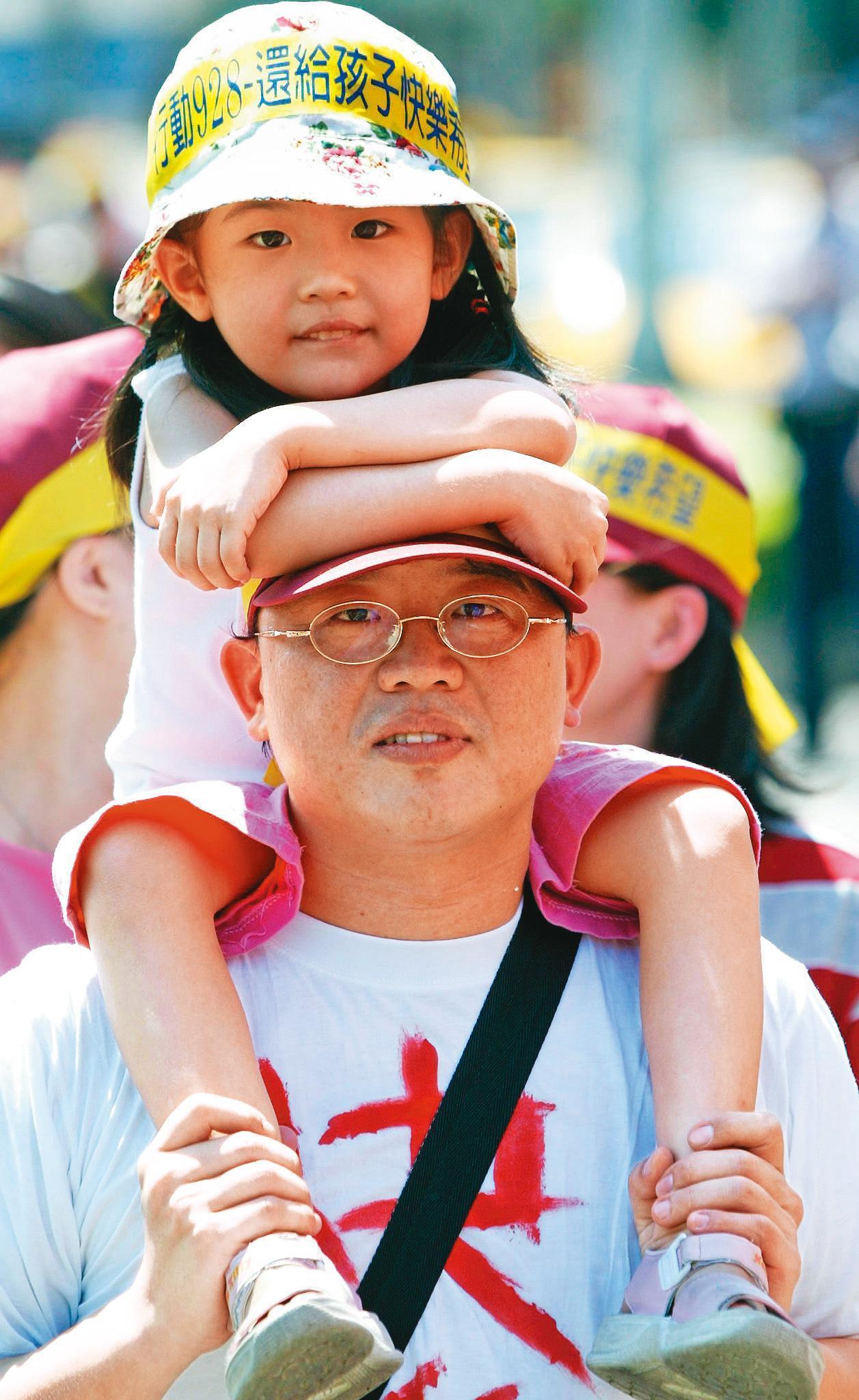 2003年,父親於教師節帶著林薇上街遊行,成為當天頭版照片。(聯合知識庫)