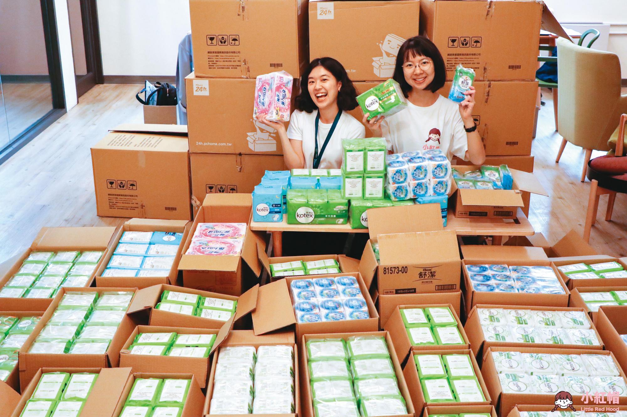 林薇(左)與小紅帽夥伴為貧窮女性募集生理用品。(林薇提供)