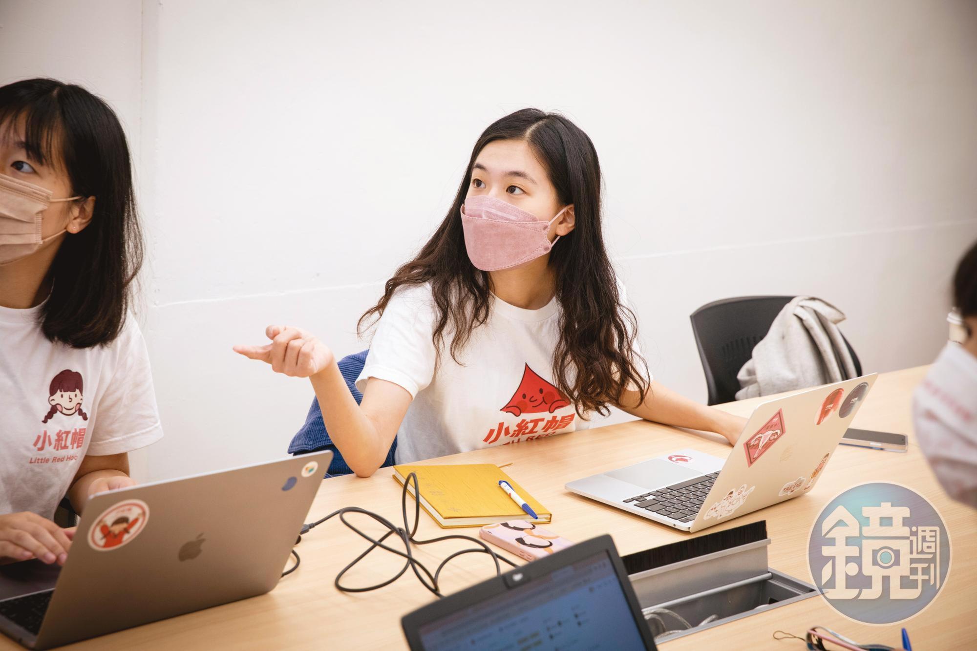 林薇在小紅帽辦公室與夥伴進行工作會議。