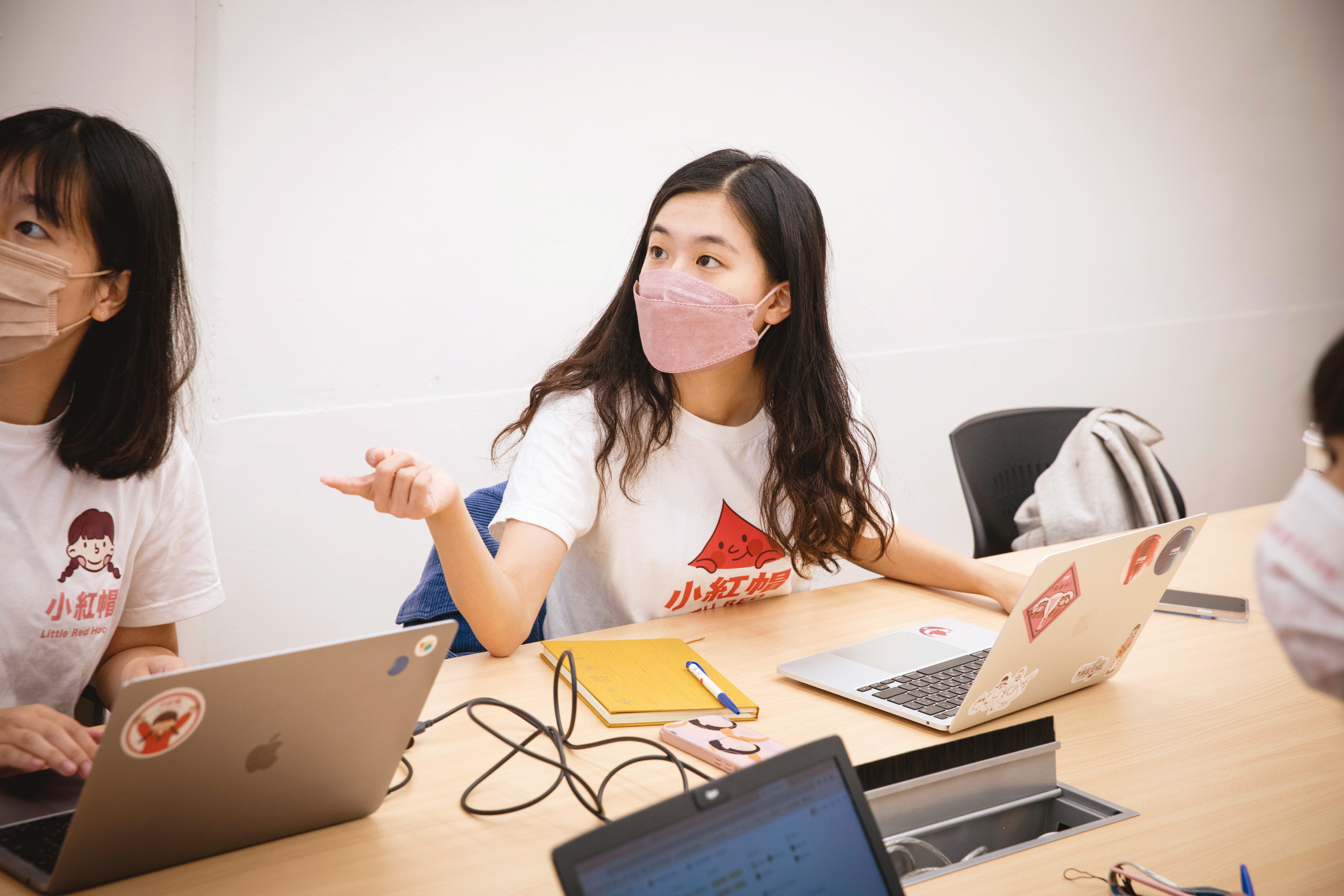 林薇在小紅帽辦公室與夥伴進行工作會議。