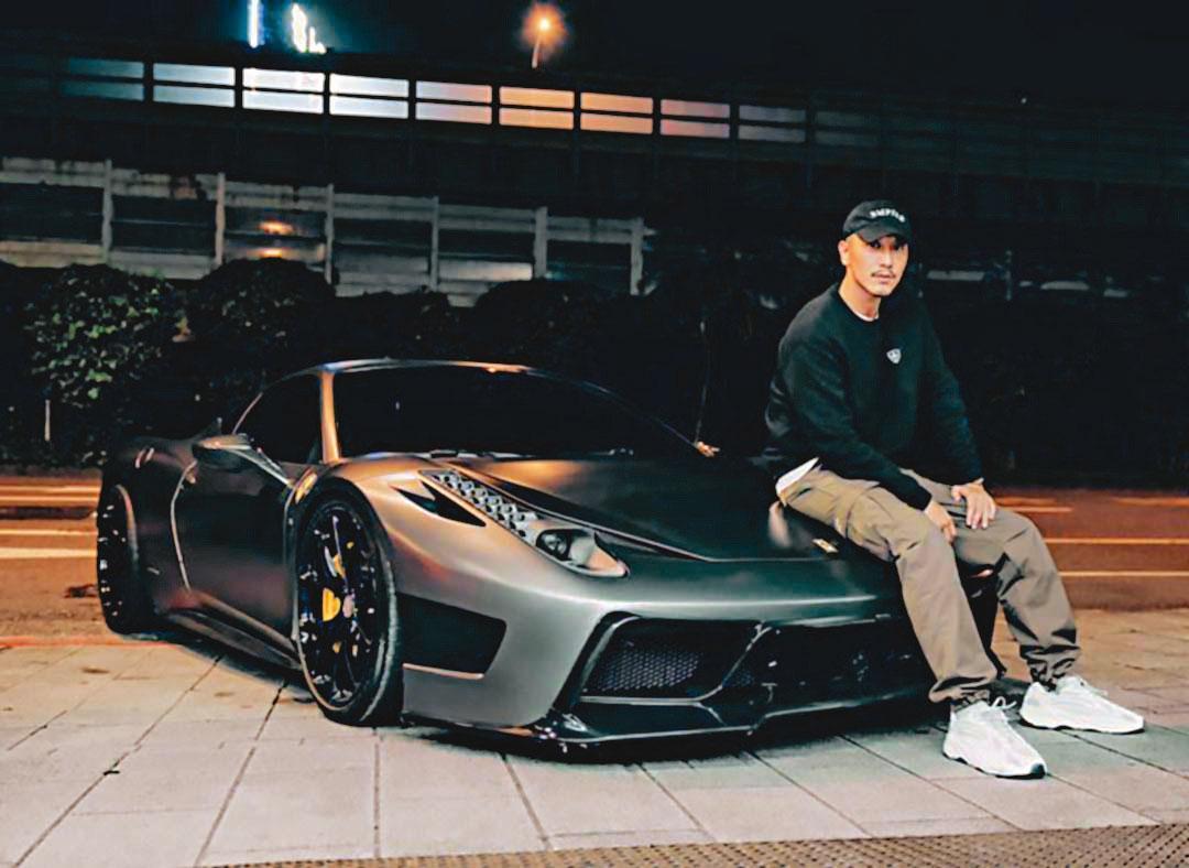徐男向旁人誇耀他的法拉利,原車主是藝人王陽明(圖)。(翻攝王陽明IG)