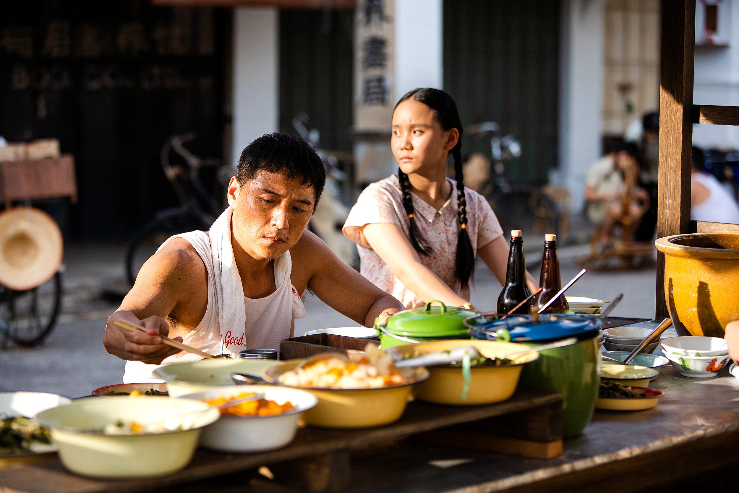 鄭人碩因為到了馬來西亞拍戲,也試了當地美食。(海鵬影業提供)