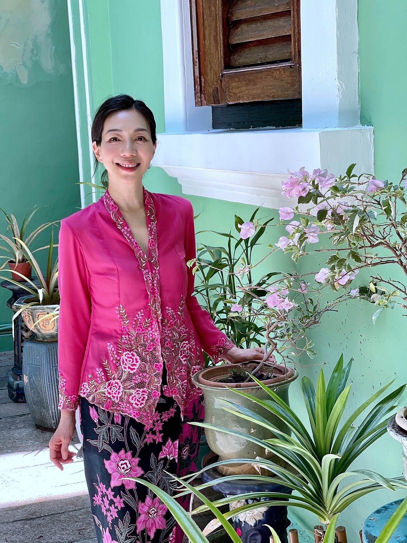 萬芳穿上娘惹服飾,頗具風情。(海鵬影業提供)