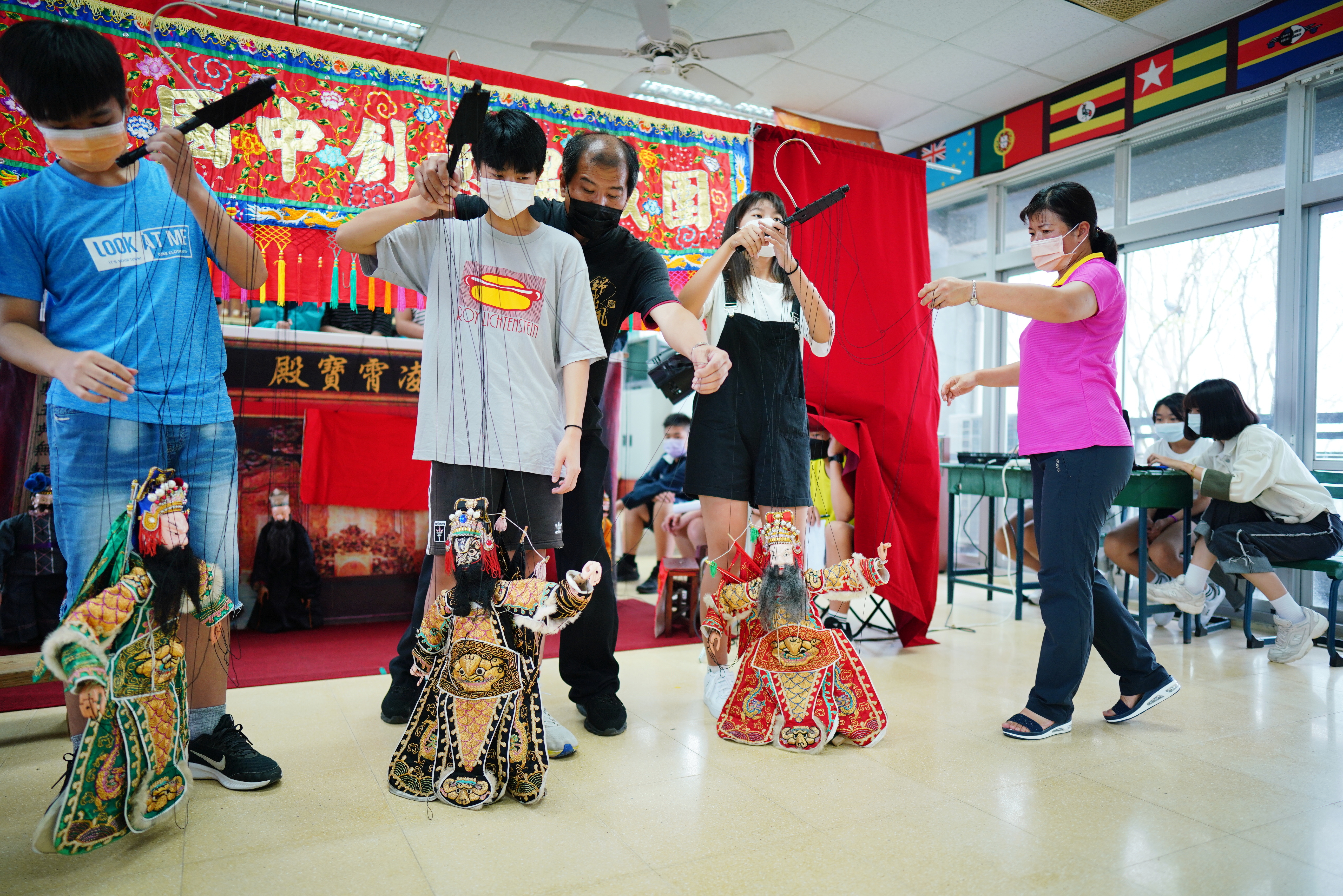 薛熒源（右3）與太太張雪香（右前排1）在阿蓮國中等5所學校指導社團課，將傀儡戲文化向下扎根。