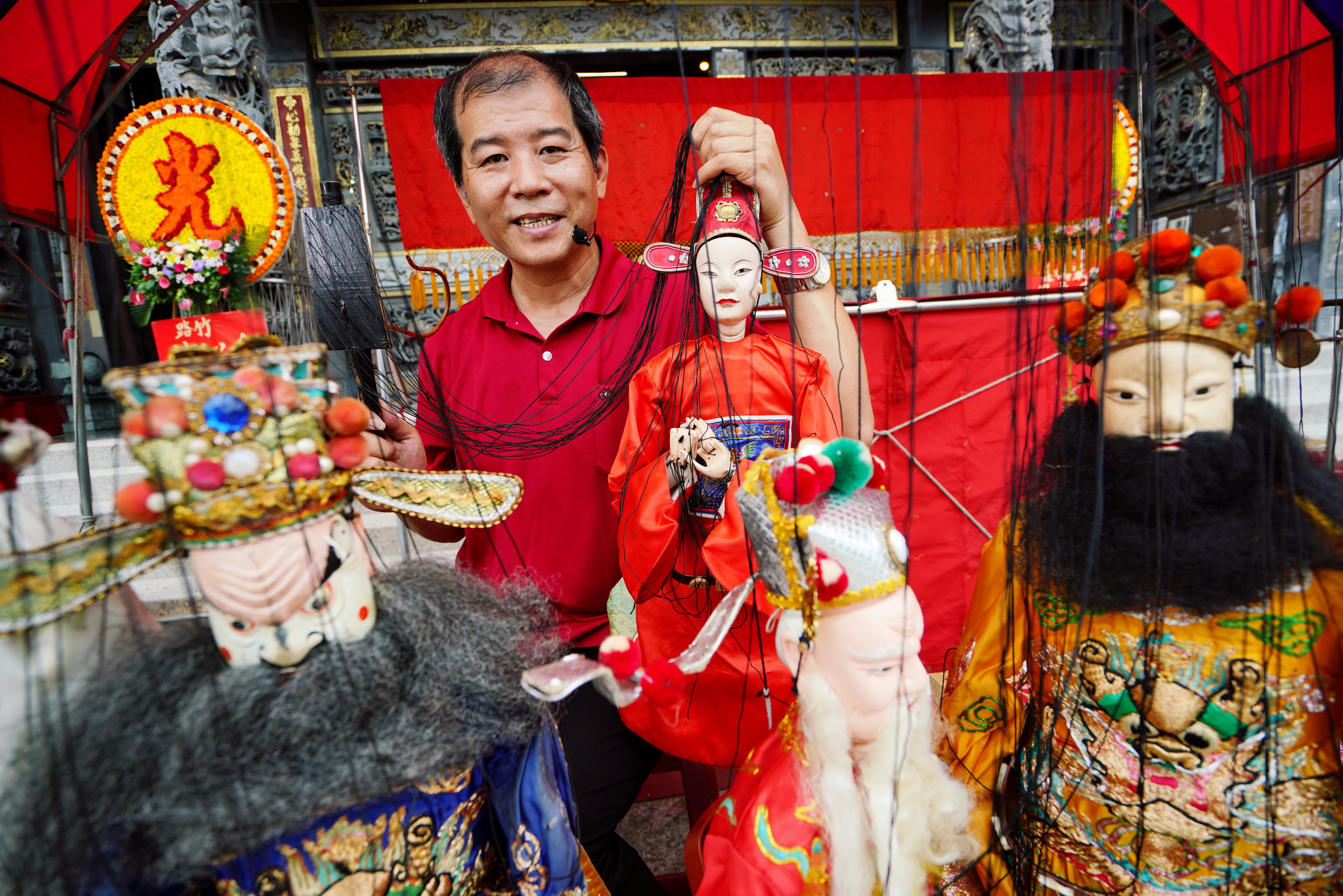 薛熒源是錦飛鳳傀儡戲劇團的第三代團長，他25歲時從父親手中接下百年劇團。