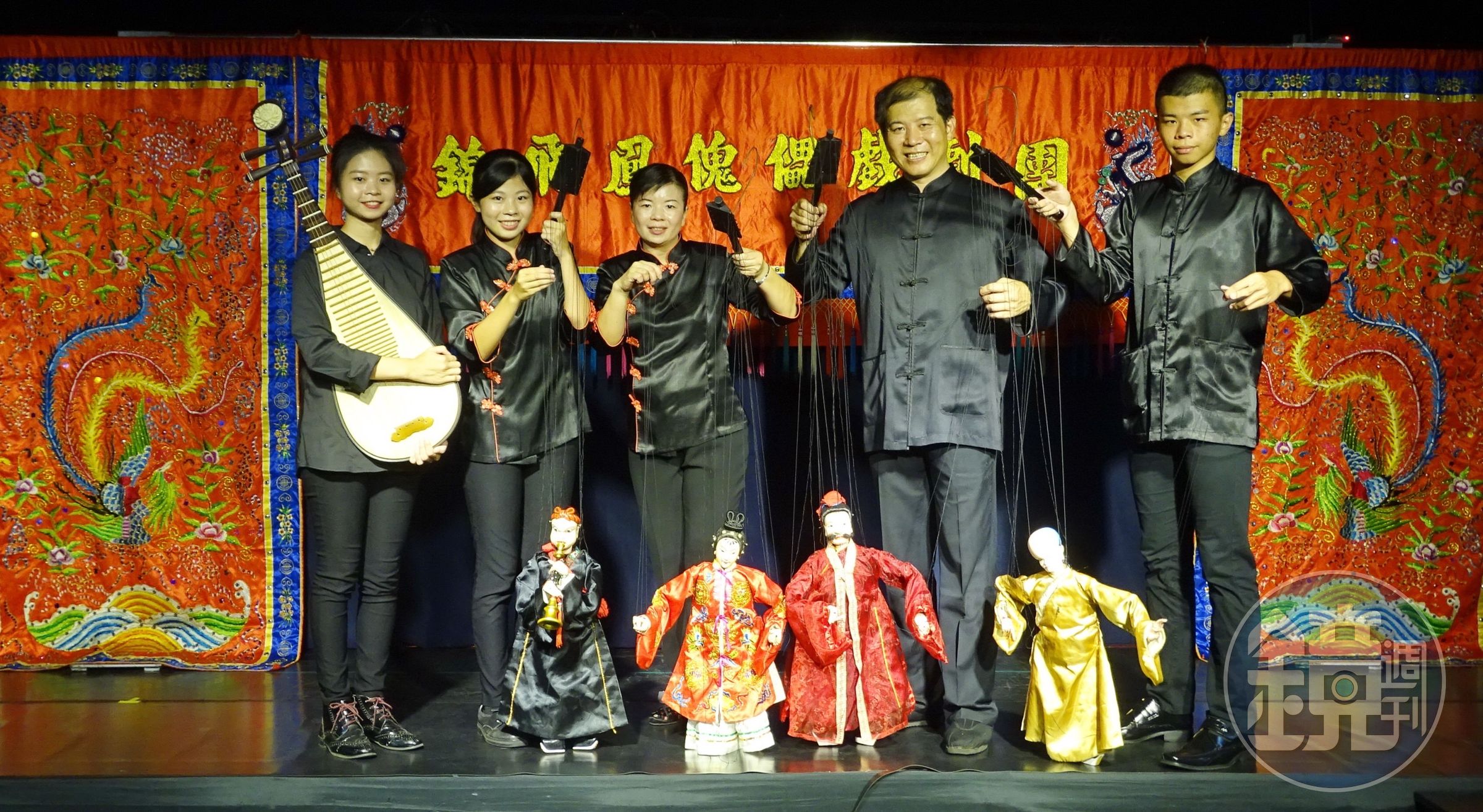薛熒源（右2）育有2女1子，時常跟著他四處巡迴大型公演。左3為太太張雪香。（薛熒源提供）