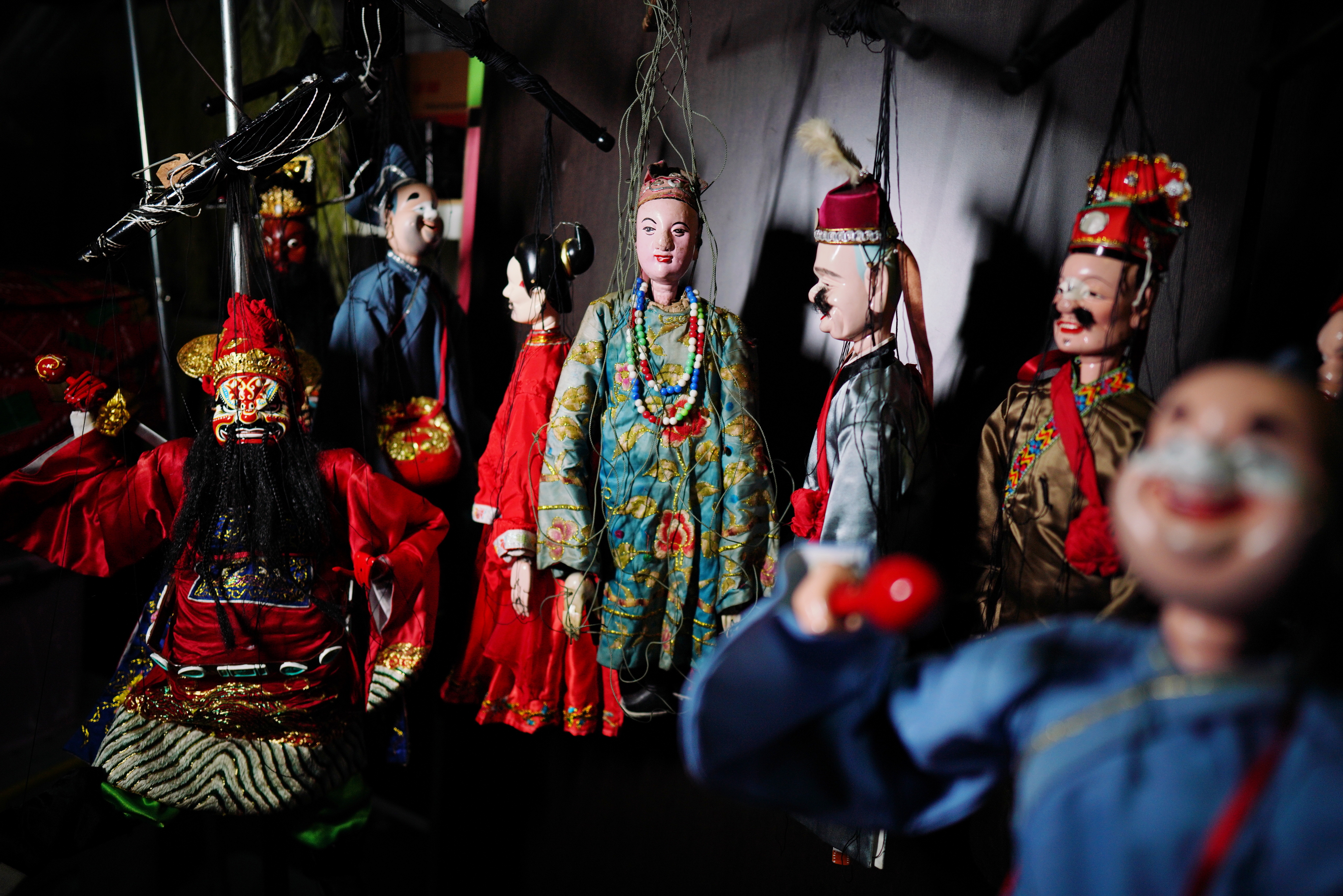 台灣傳統偶戲按演出形式，可分為傀儡戲、布袋戲及皮影戲。其中，傀儡戲是由操偶師從上方拉線，有的角色多達50條線。