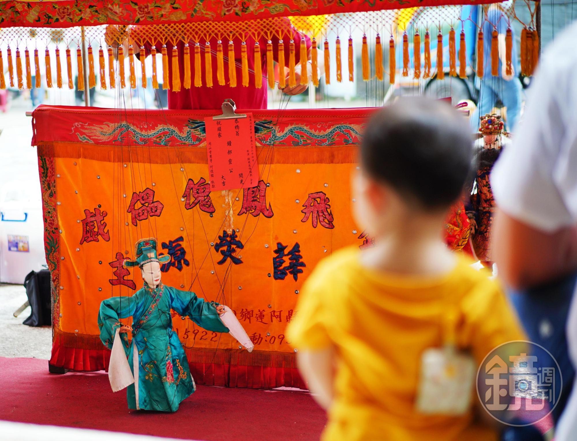 薛熒源說喜慶類的宗教演出內容，大多為酬神，小孩子觀看不受影響。