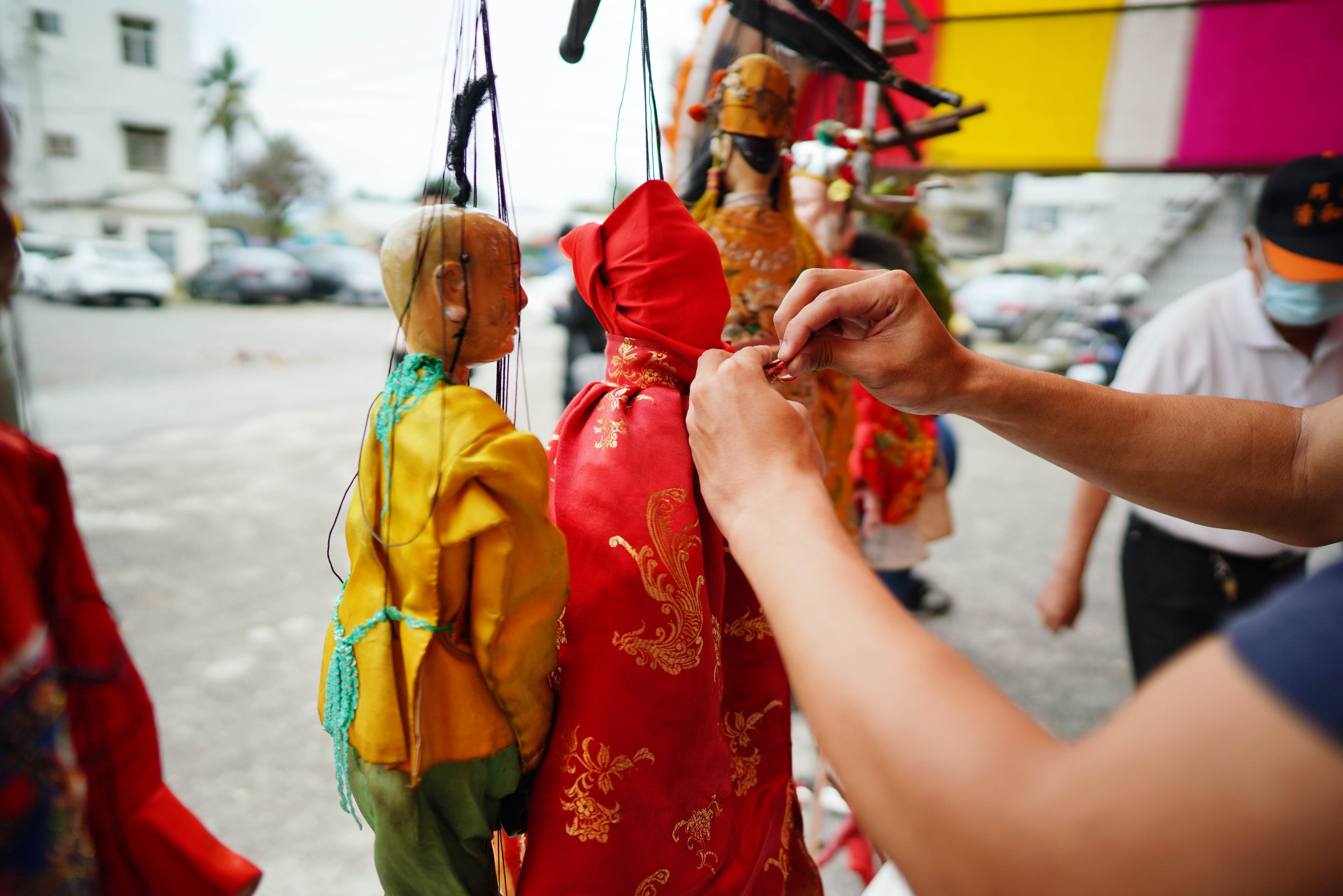 傀儡戲在演出前，戲偶必須以頭巾包覆臉部，避免碰撞、受傷。