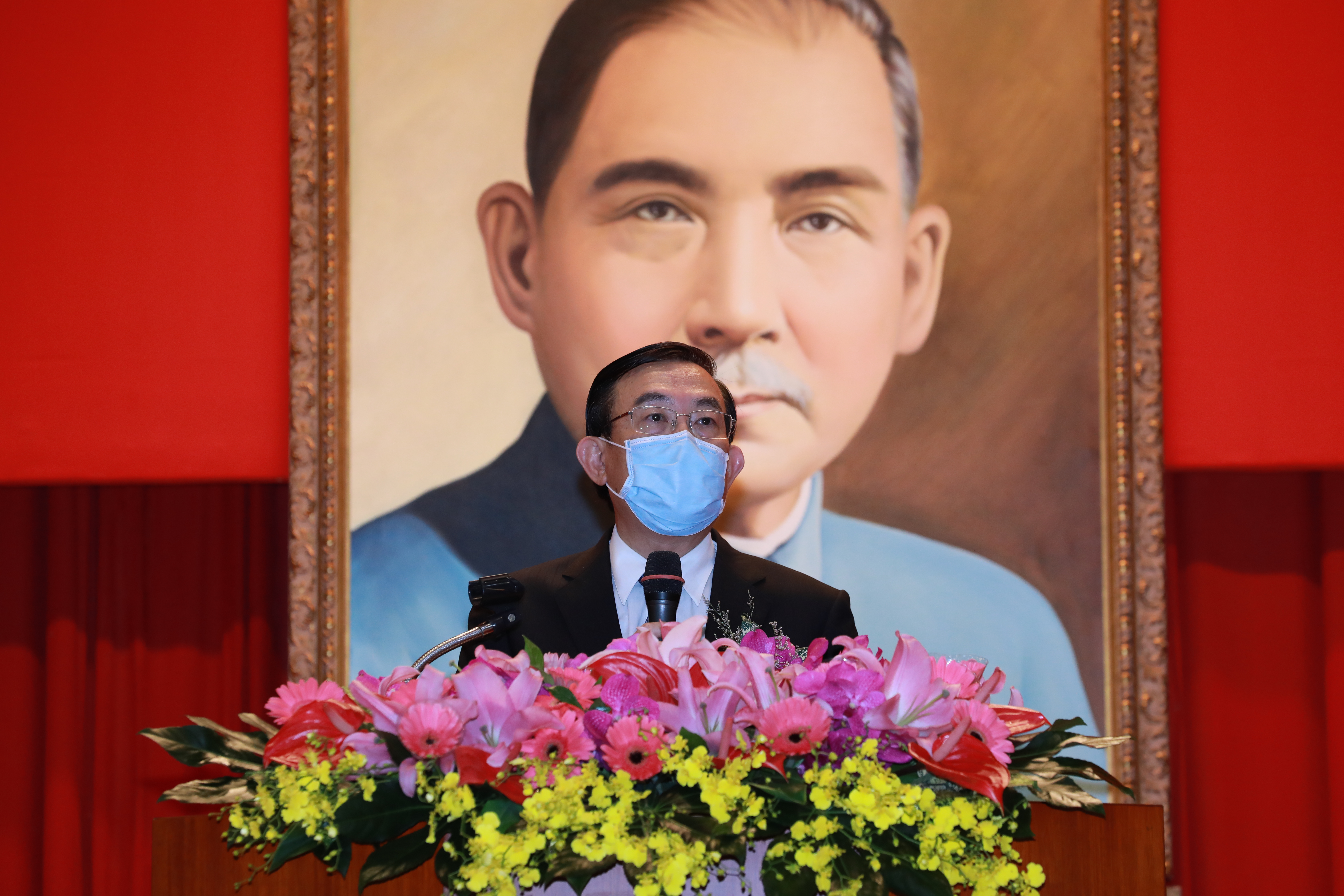 檢察總長邢泰釗上任，立刻下令組專案小組協助遭兩度彈劾的檢察官陳隆翔。