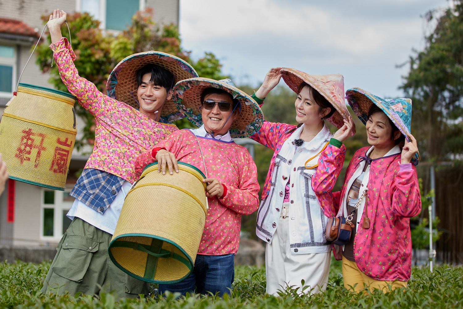 楊貴媚（右1）、檢場（左2）、任容萱（右2）、涂善存（左1）出外景體驗採茶文化。（東森提供）