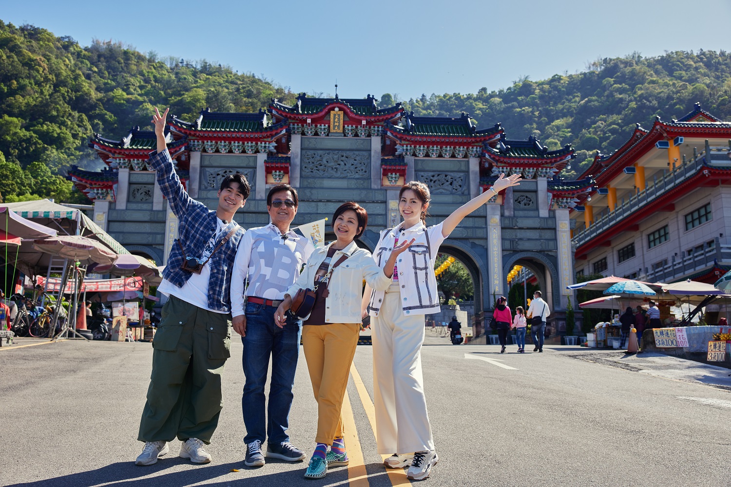 楊貴媚(右2)、檢場(左2)、任容萱(右1)、涂善存(左1)到南投出外景。(東森提供)