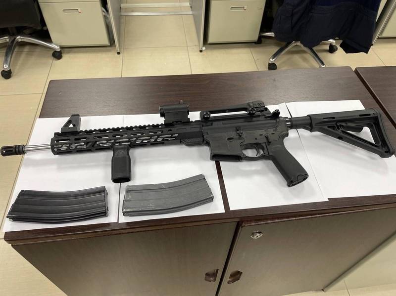 東港中正路二段民宅今天清晨遭歹徒持長槍連開20多槍後逃逸，嫌犯主動投案，警方查扣衝鋒槍一把。（警方提供）