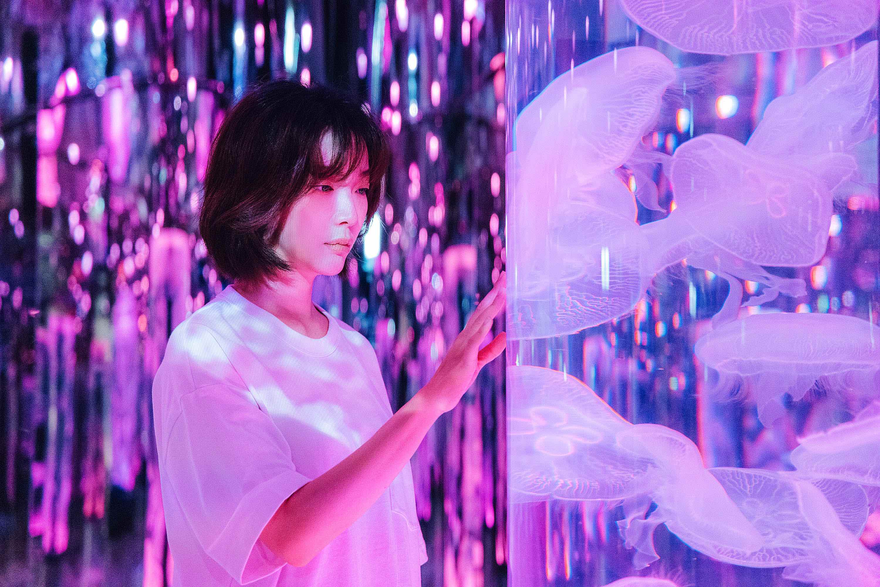 女主角蔡淑臻顛覆以往的形象，劇中一頭亂髮出演，狂嗑數十個碗粿、還不停偷吃零食與飲料暴走行為讓人哭笑不得。（公視提供）