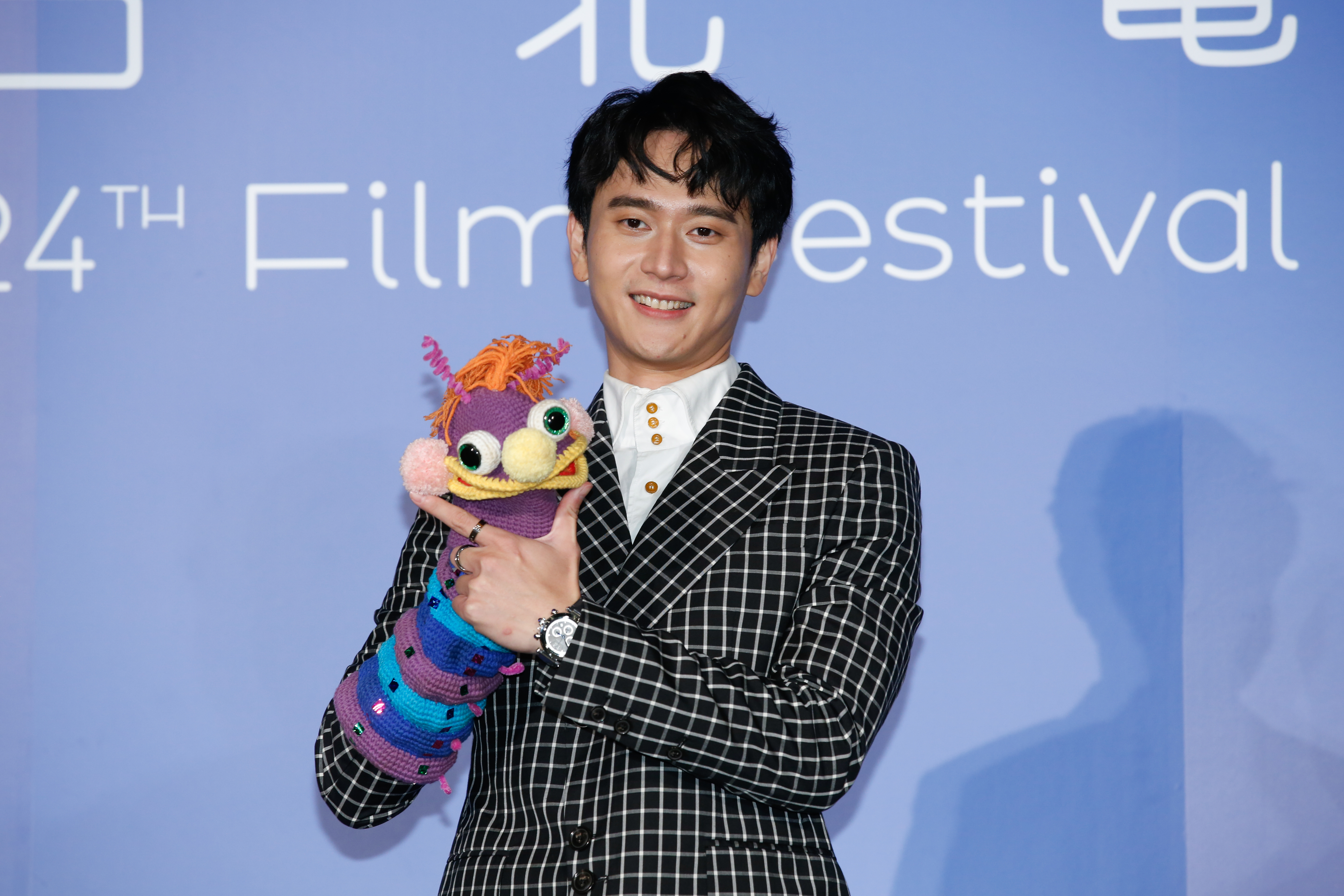 台北電影節影展大使劉冠廷，手上的戲偶是毛毛蟲造型，呼應今年台北電影節蝴蝶符號主視覺。