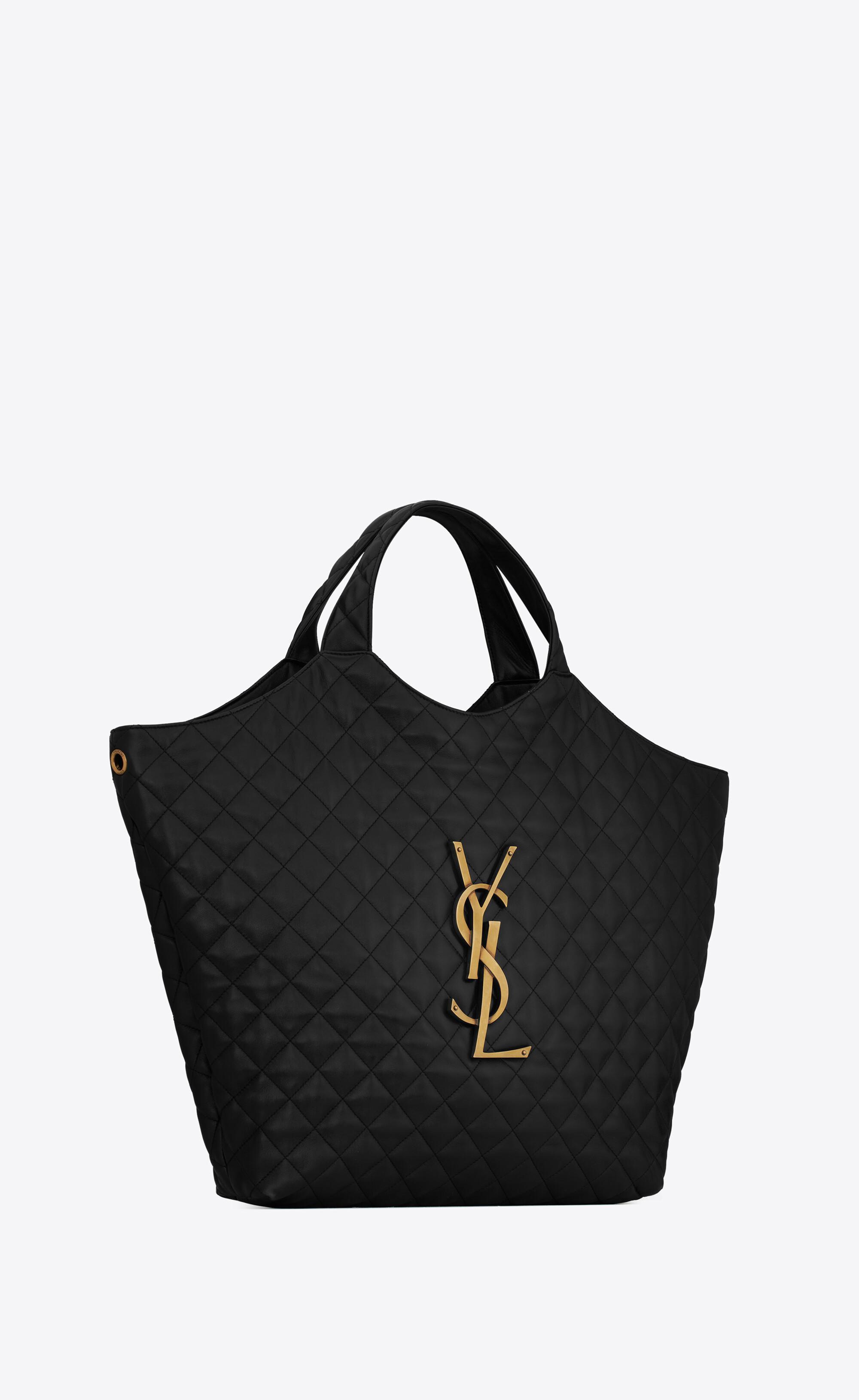 ICARE黑色YSL LOGO絎縫皮革大型購物袋背法之二。NT$134,800〈SAINT LAURENT提供〉