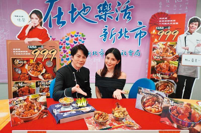 德馨（右）過去曾幫廚師男友廣宏一（左）推出的年菜站台。（民視提供）