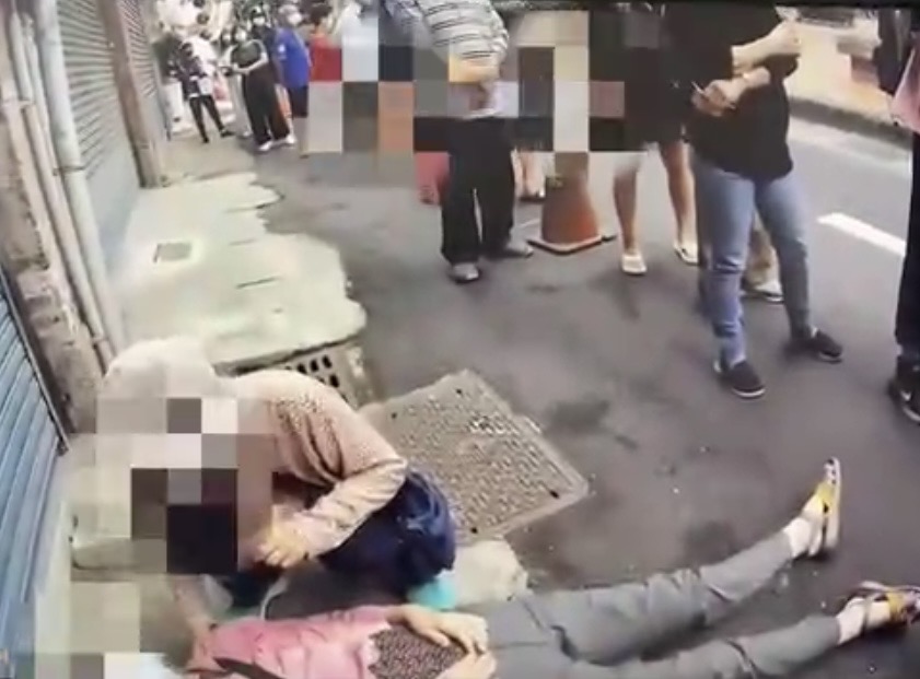 北市大同區今（9日）傳出一名72歲的洪姓婦人排買快篩劑，疑似血糖過低，突然暈眩癱倒在地。（翻攝畫面）