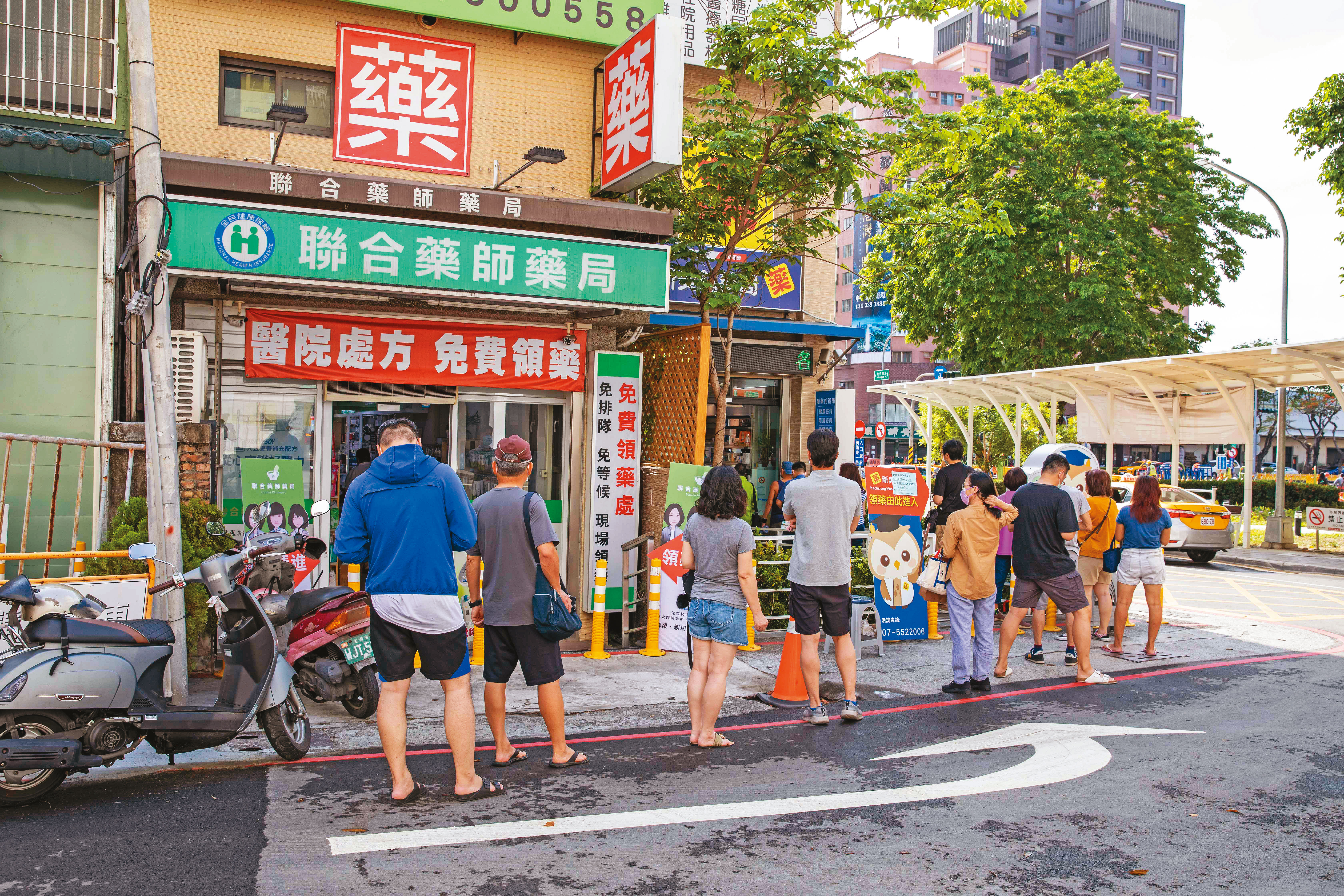 2年多來,那個讓我們放心的政府的確沒有做好準備。由於快篩缺乏,近日民眾在藥局大排長龍搶購,大家除了無奈,還充滿抱怨、憤怒與不耐。