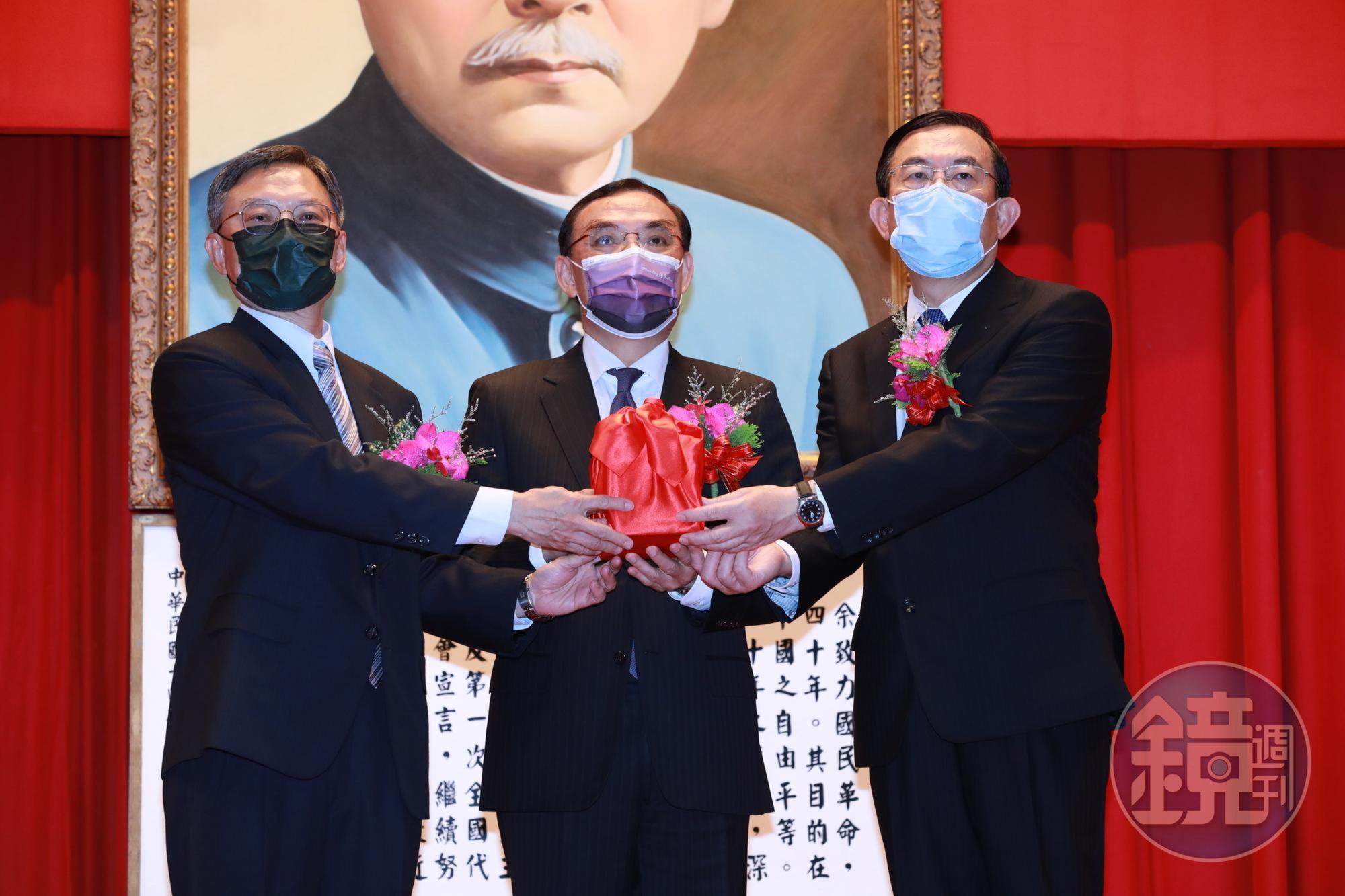 法務部長蔡清祥(中)今監交新、卸任檢察總長交接,他期盼新任檢察總長在年底選舉查賄工作上繼續帶領檢察同仁辦案。
