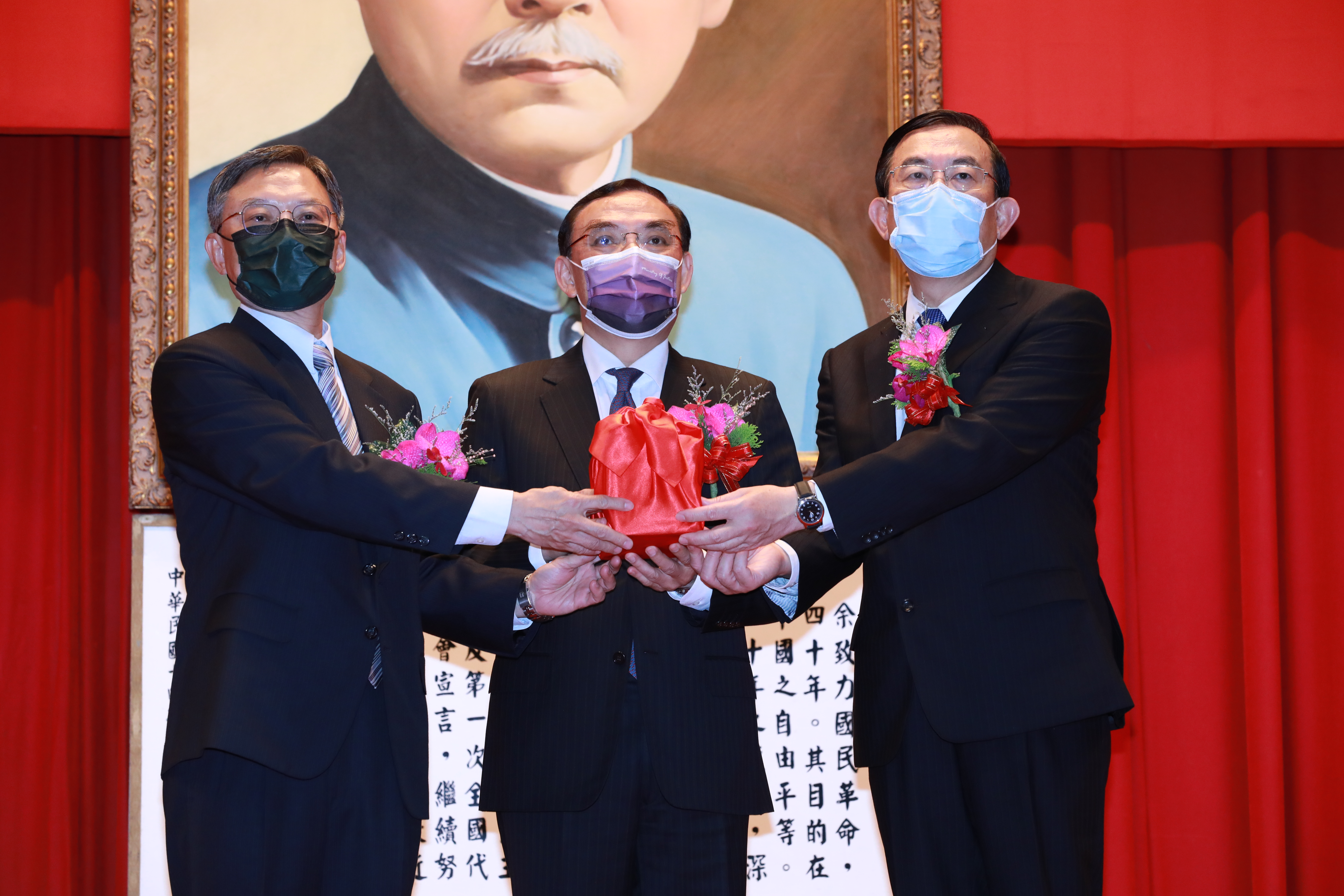 法務部長蔡清祥(中)今監交新、卸任檢察總長交接,他期盼新任檢察總長在年底選舉查賄工作上繼續帶領檢察同仁辦案。