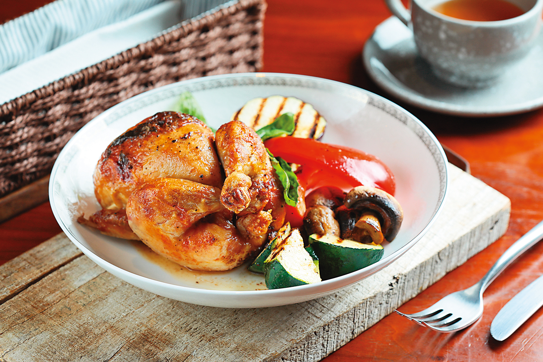 法式鄉村菜中最經典的「松露奶油烤春雞」，剛出爐時香氣四溢，令人垂涎。