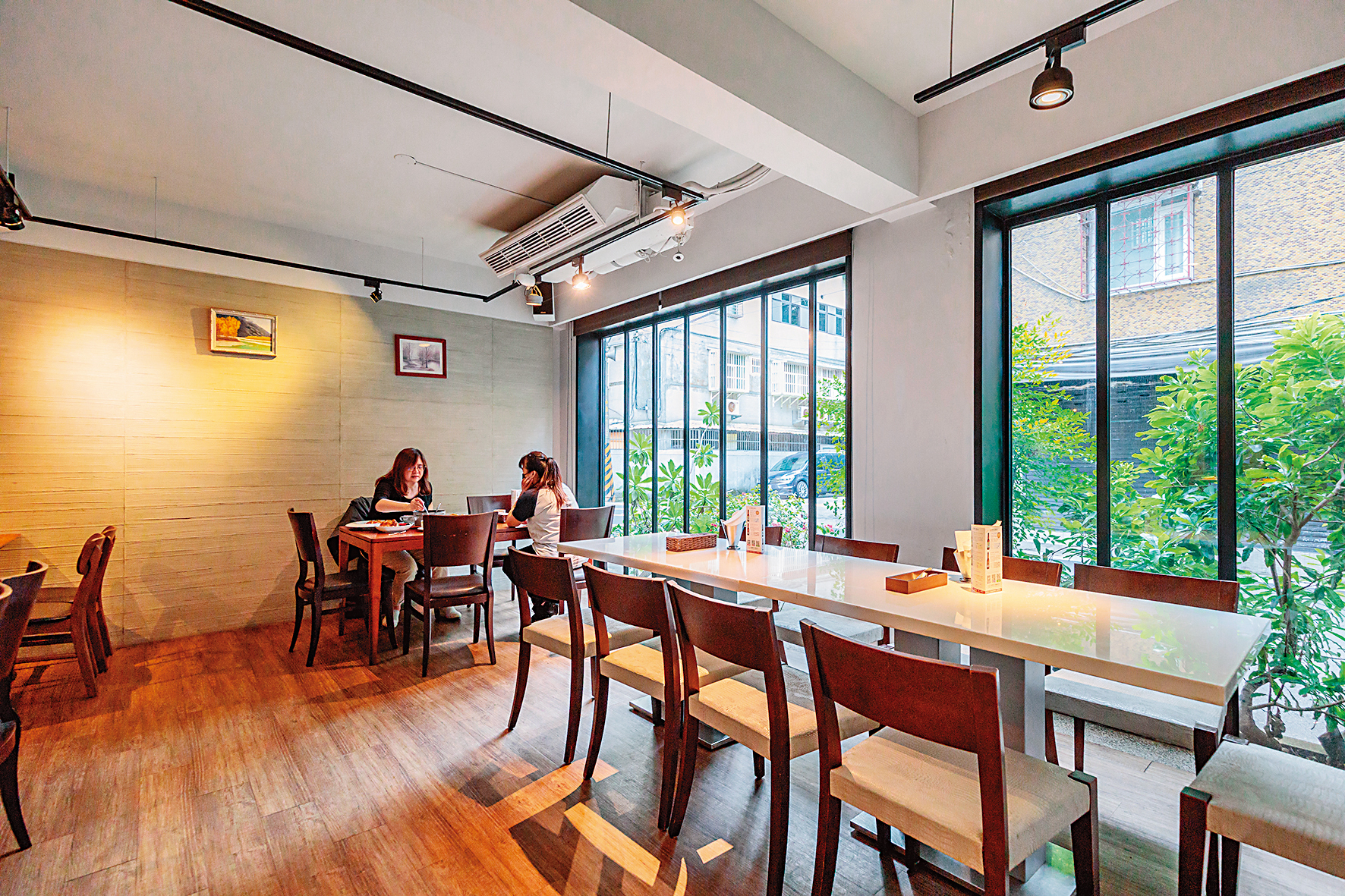 用餐空間簡約大方，引入大面窗景，頗有家庭餐館的氛圍。