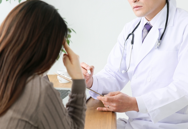 小兒科醫師陳木榮分享，一名國小2年級男童覺得脫口罩對同學咳嗽很有趣，然而男童母親的反應讓陳木榮超傻眼。（示意圖非當事人，photo-ac）