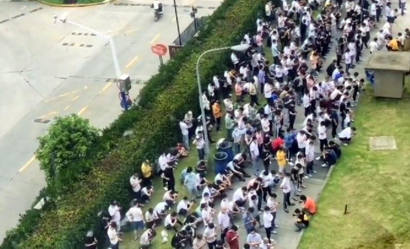 外媒直指,疫情讓閉環管理失靈,釀成廣達上海廠員工暴動事件。(翻攝西瓜視頻)