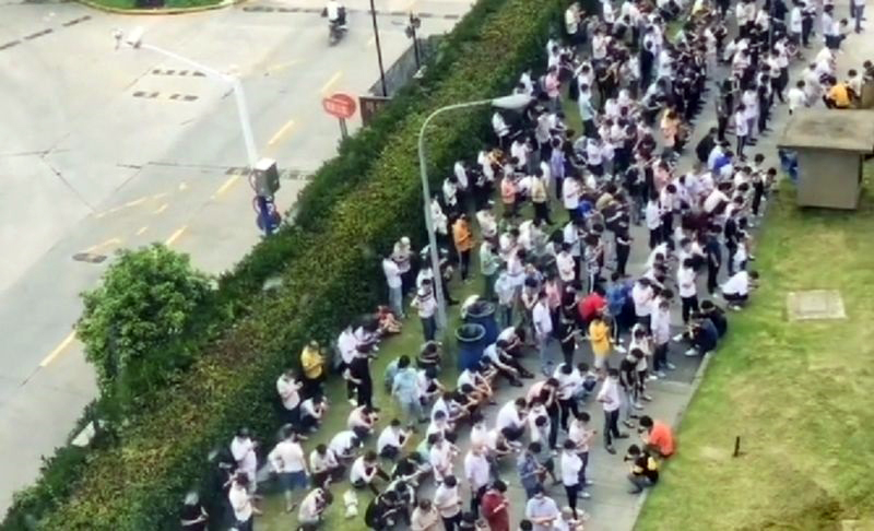 外媒直指，疫情讓閉環管理失靈，釀成廣達上海廠員工暴動事件。（翻攝西瓜視頻）