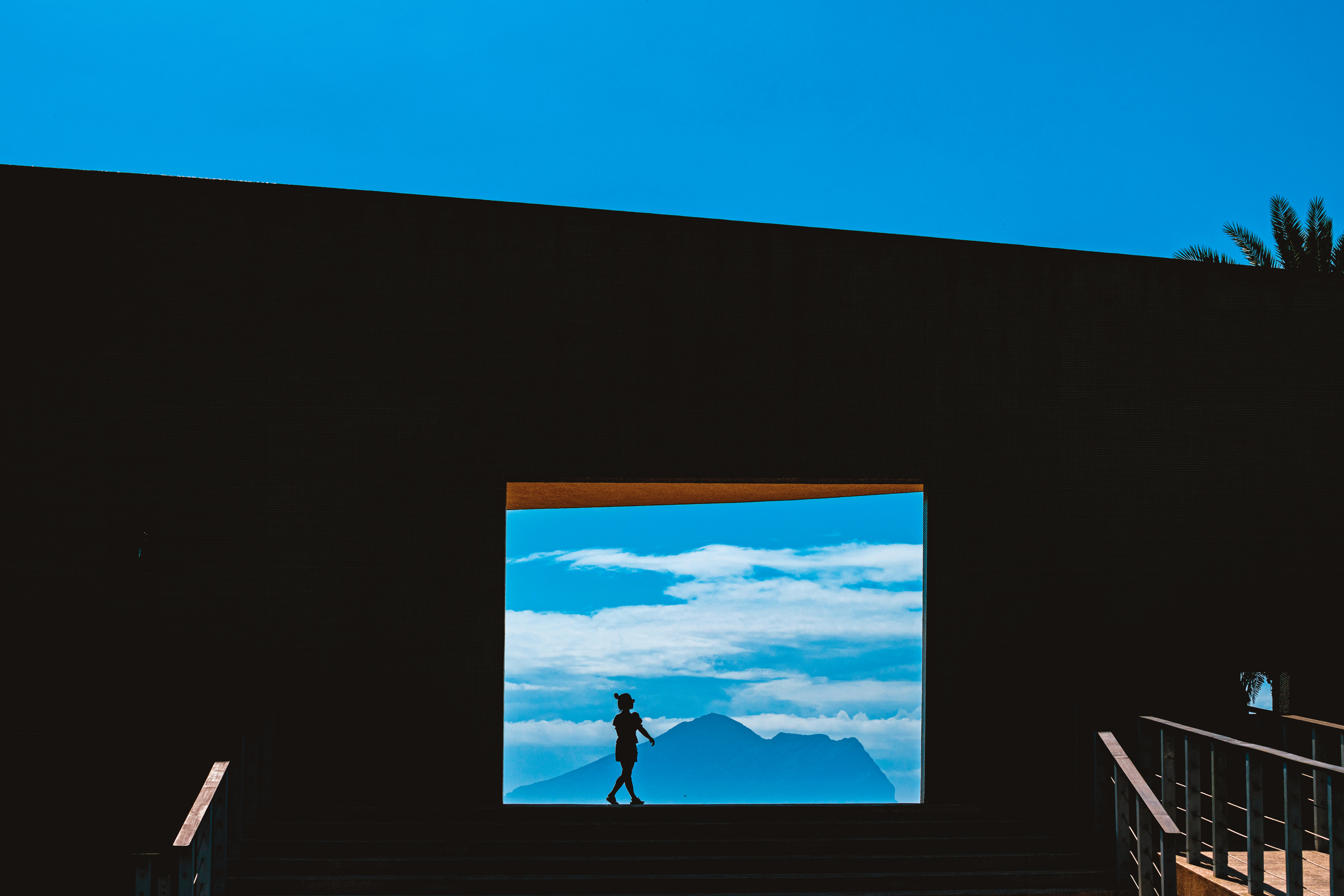 位在濱海公路上的外澳服務區，建築開口正對龜山島，美景如畫。