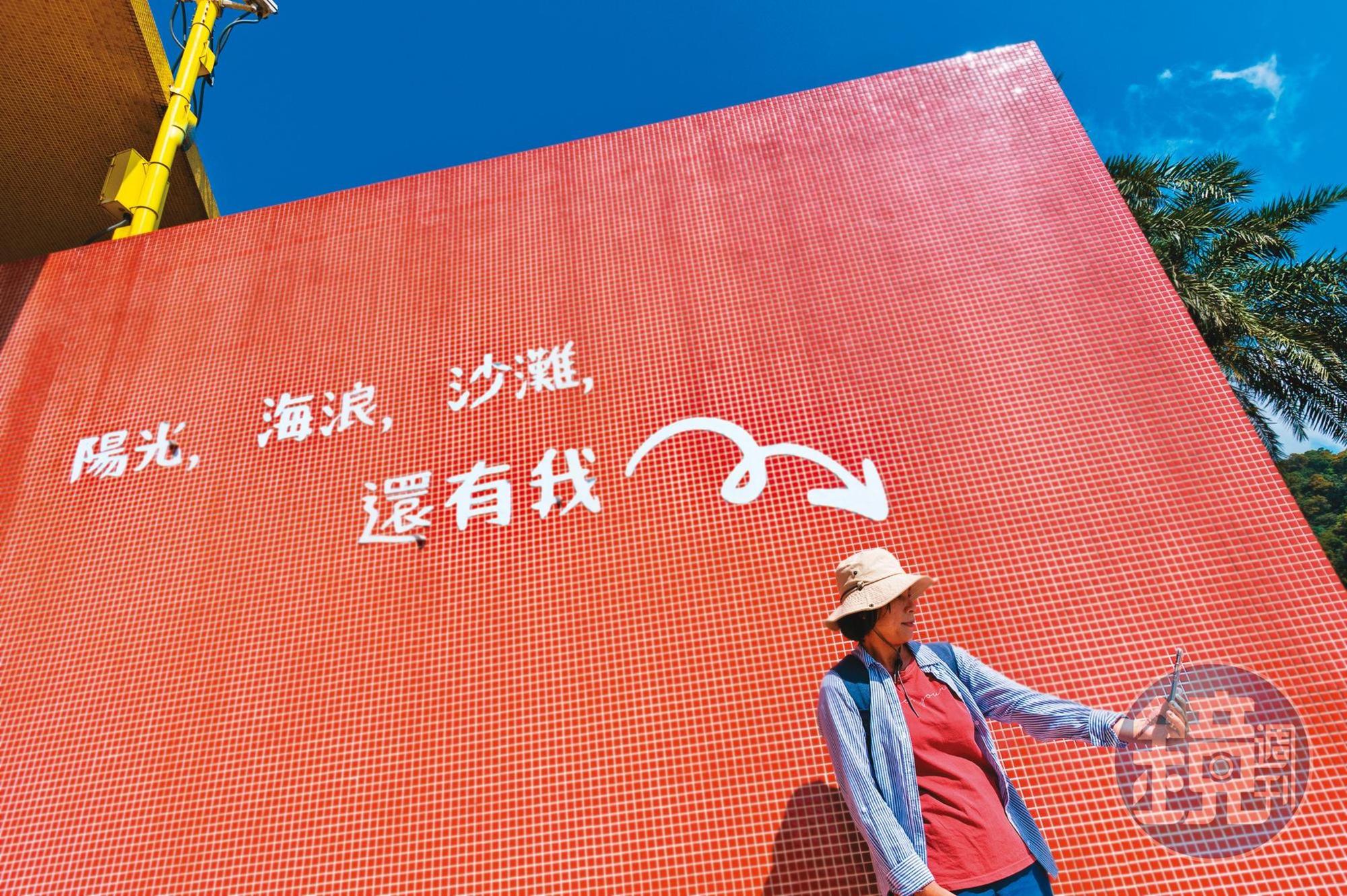 「九號咖啡」外頭紅色的馬賽克牆面成了有趣的拍照牆。